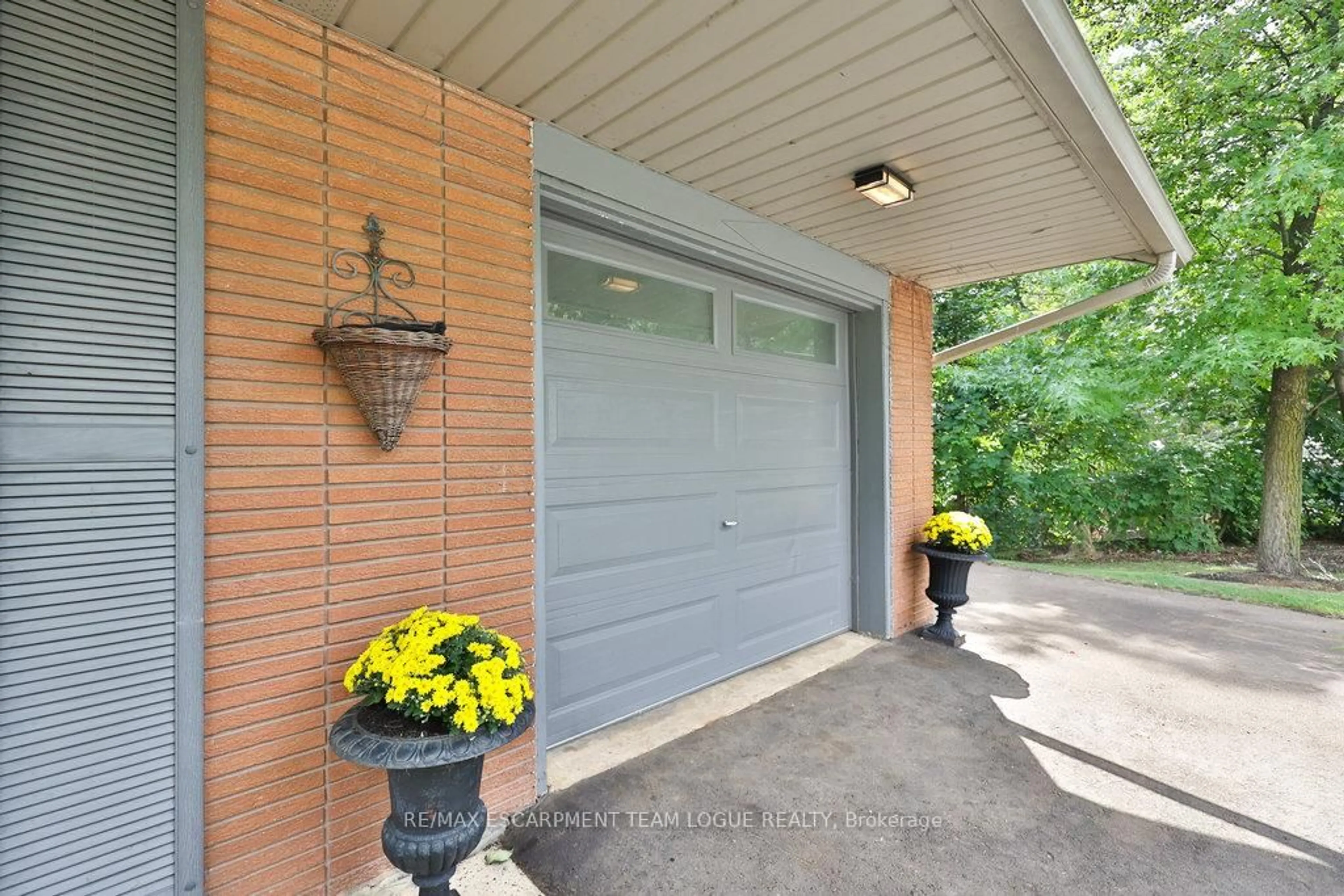 Indoor entryway for 3514 Rockwood Dr, Burlington Ontario L7N 2R3