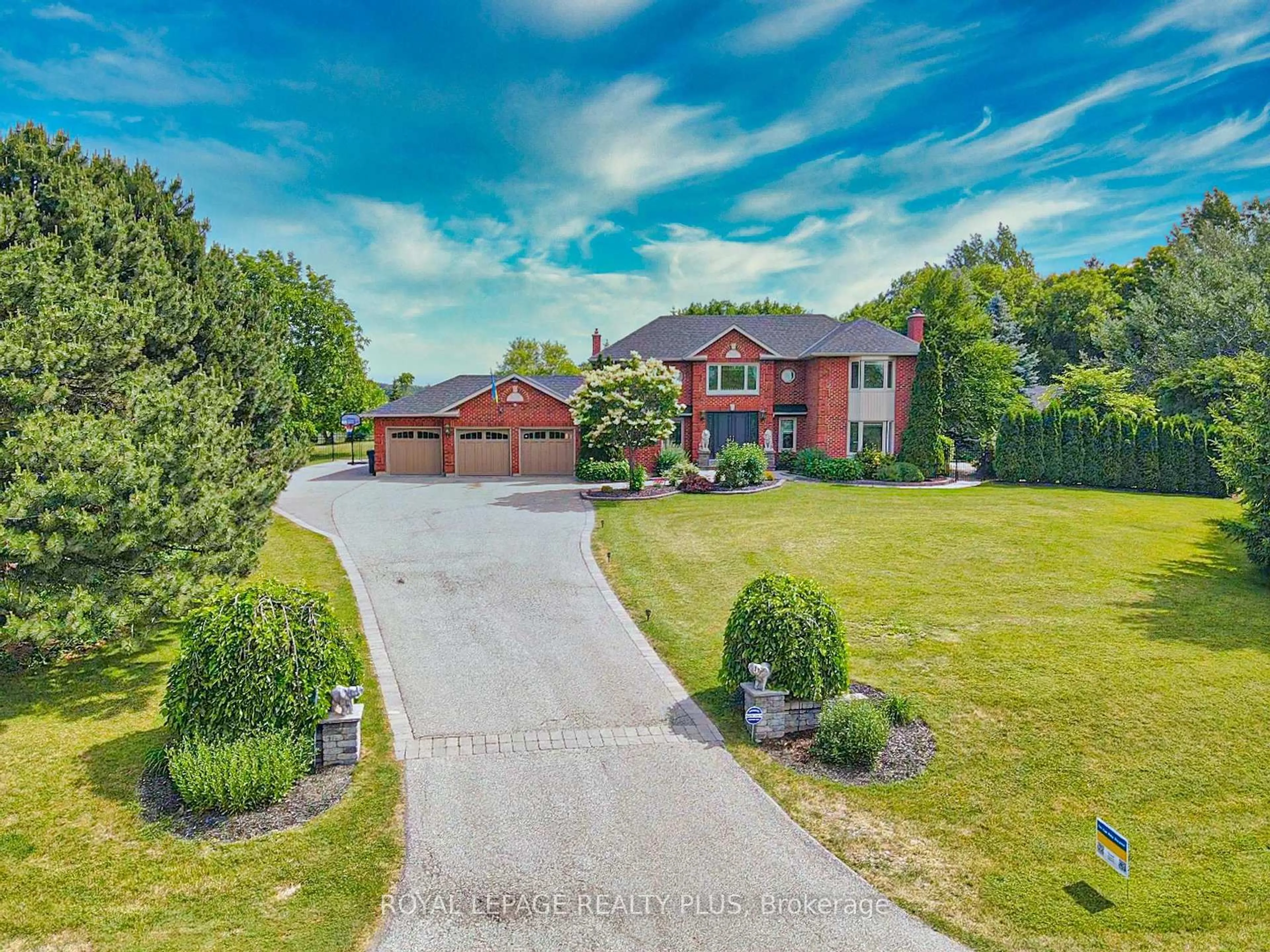A pic from outside/outdoor area/front of a property/back of a property/a pic from drone, street for 5 Coates Hill Crt, Caledon Ontario L7E 0N5