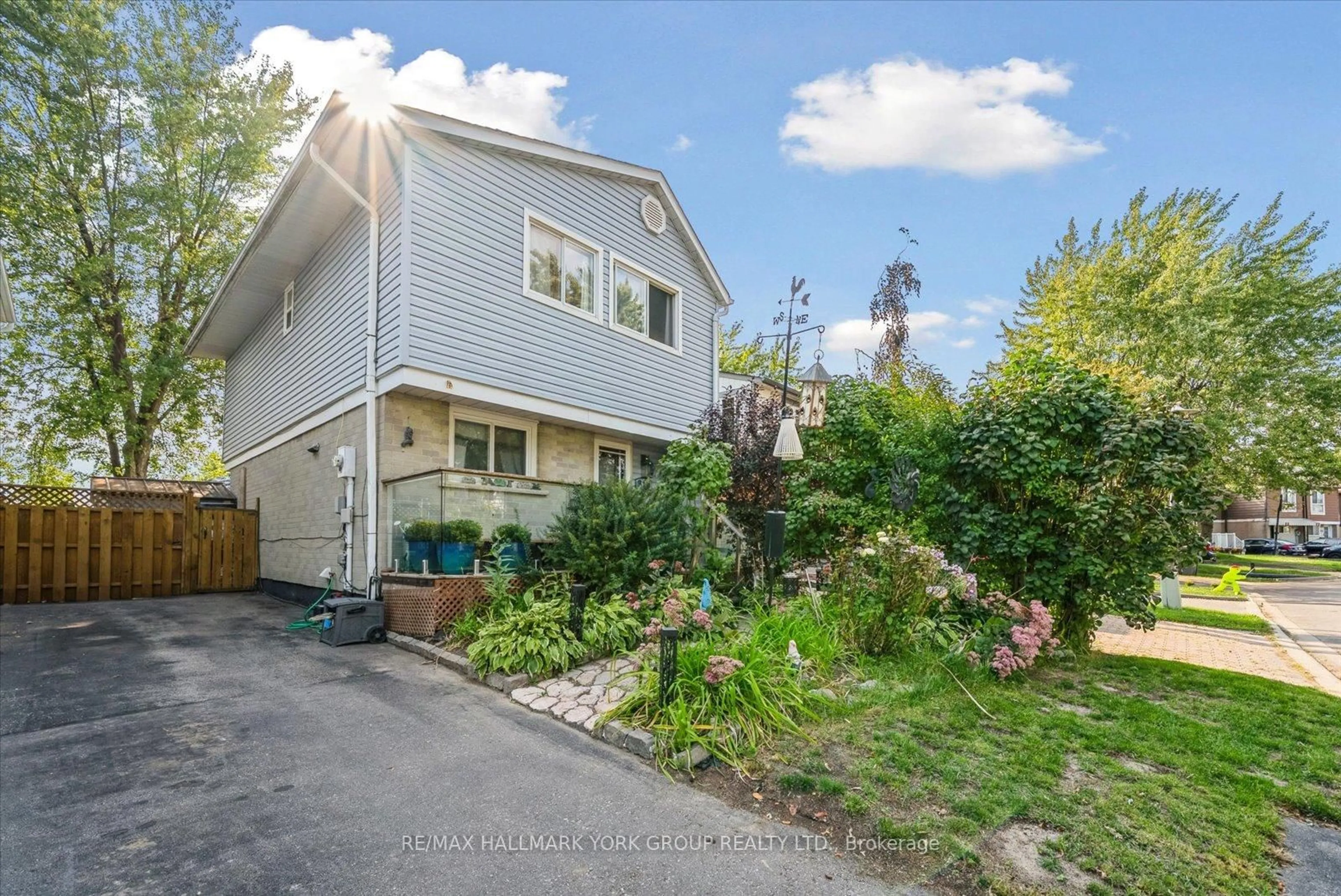 A pic from outside/outdoor area/front of a property/back of a property/a pic from drone, street for 31 Jacobs Sq, Brampton Ontario L6S 2M5
