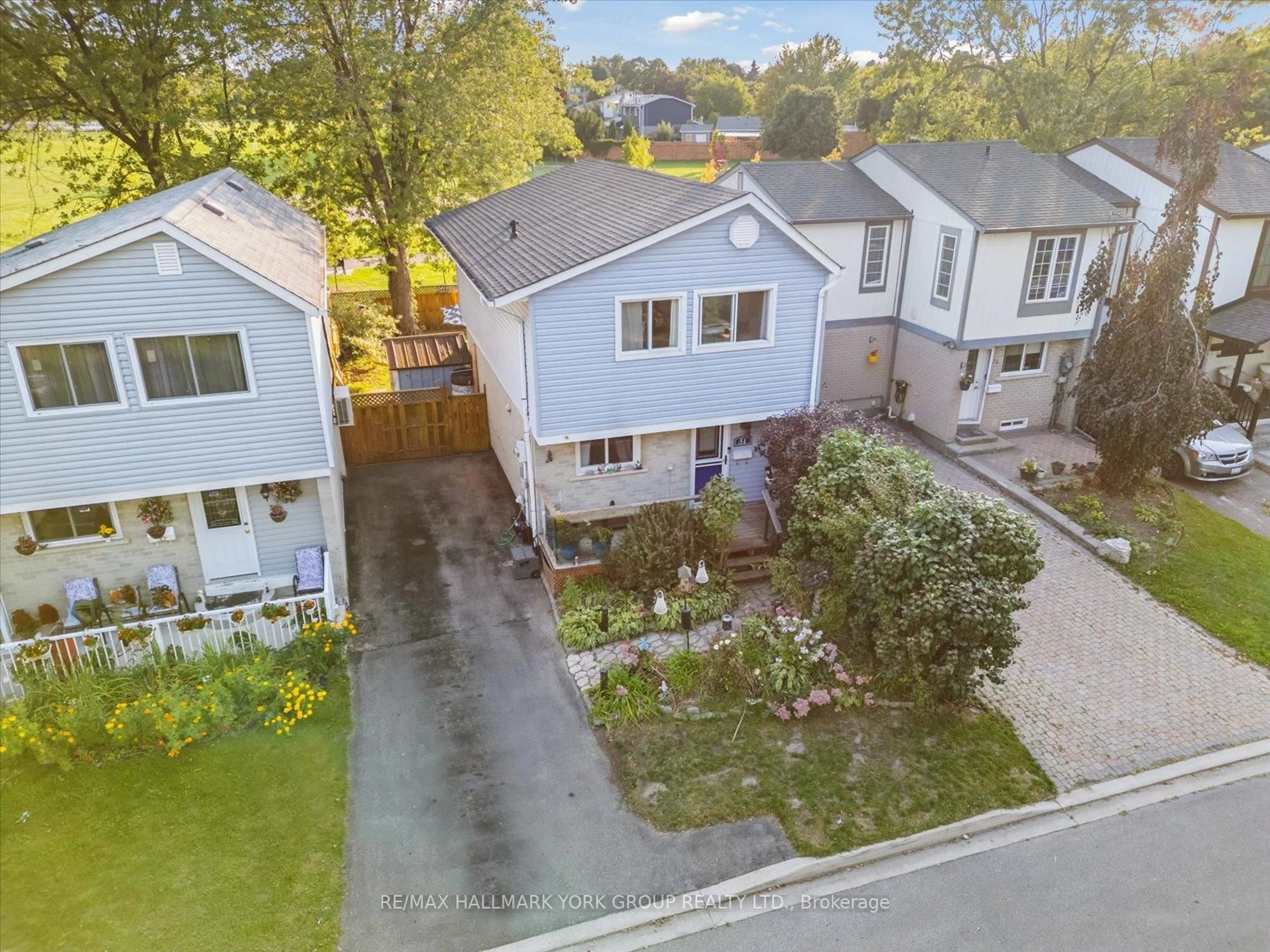 A pic from outside/outdoor area/front of a property/back of a property/a pic from drone, street for 31 Jacobs Sq, Brampton Ontario L6S 2M5