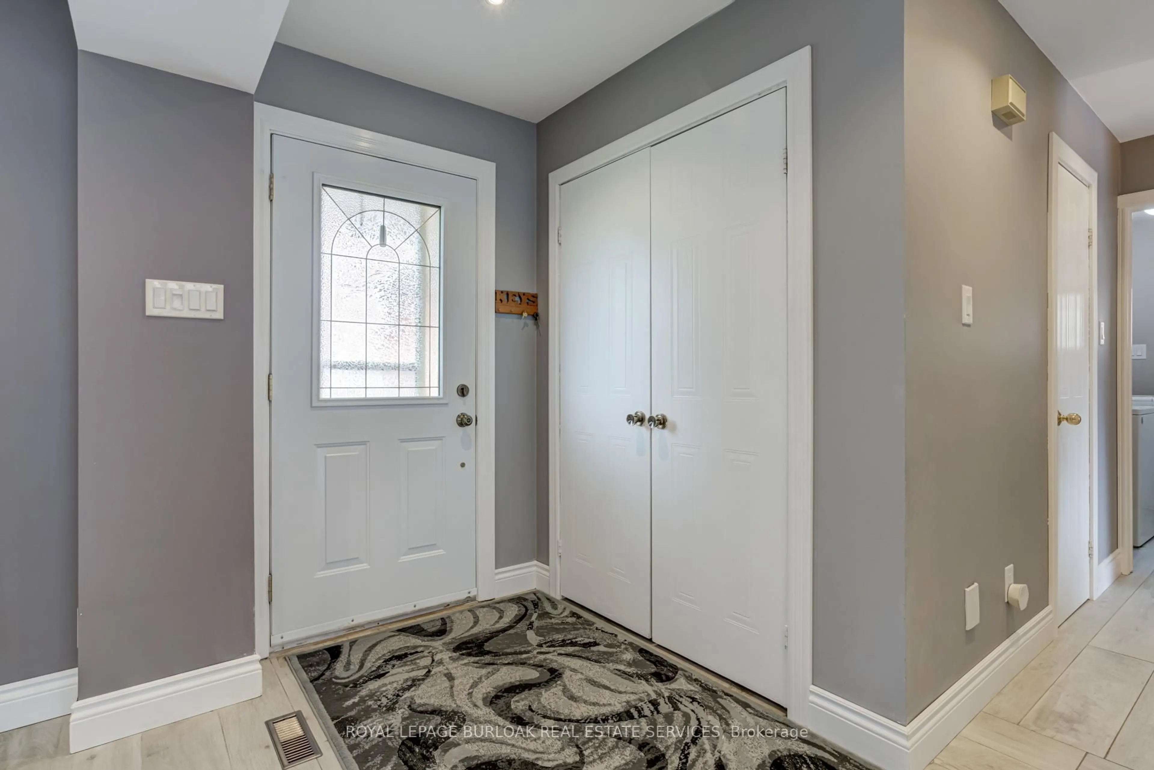 Indoor entryway for 2055 Hunters Wood Dr, Burlington Ontario L7M 2T9