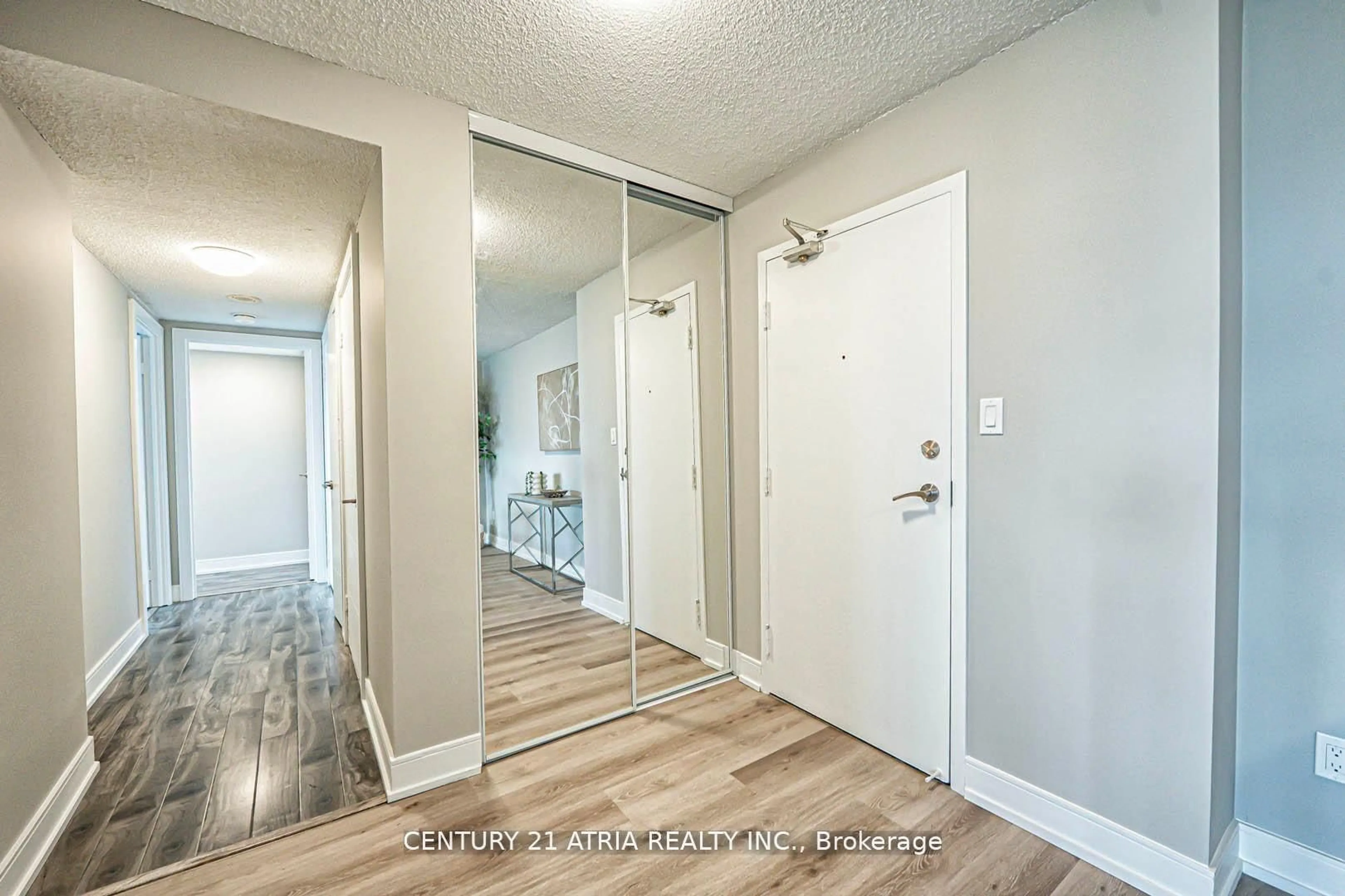 Indoor entryway for 350 Webb Dr #206, Mississauga Ontario L5B 3N6