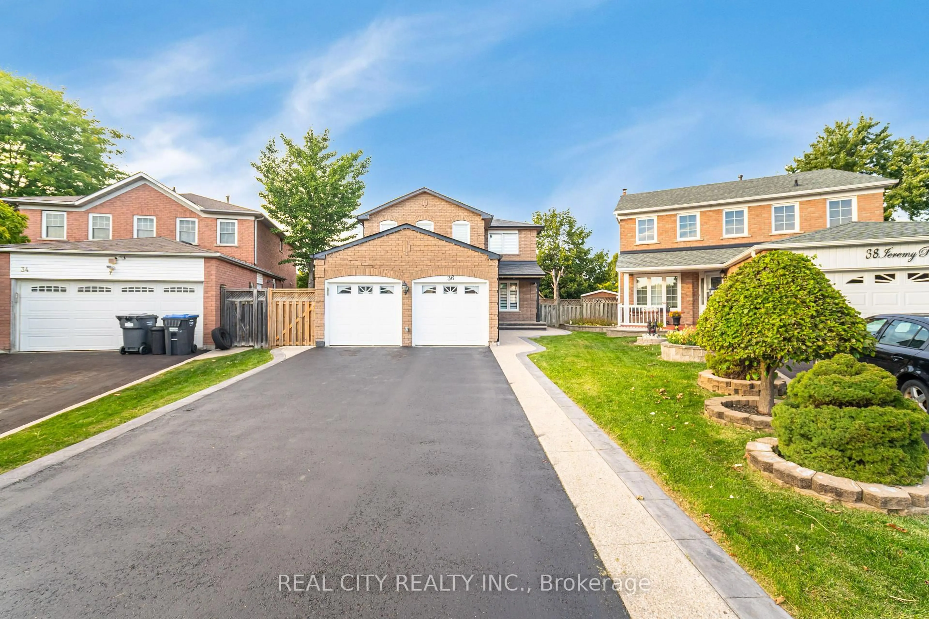 A pic from outside/outdoor area/front of a property/back of a property/a pic from drone, street for 36 Jeremy Pl, Brampton Ontario L6S 5K5
