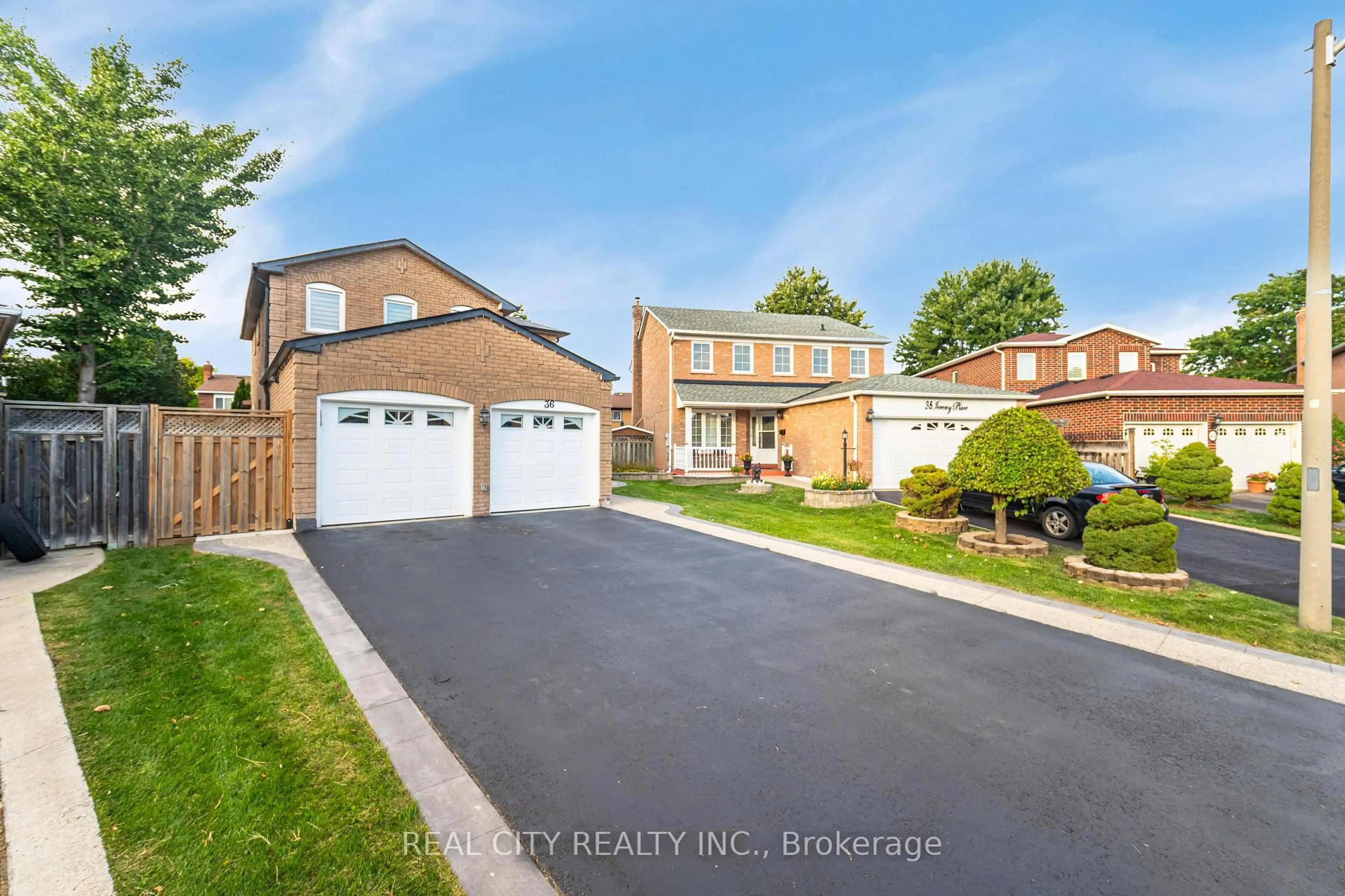 A pic from outside/outdoor area/front of a property/back of a property/a pic from drone, street for 36 Jeremy Pl, Brampton Ontario L6S 5K5