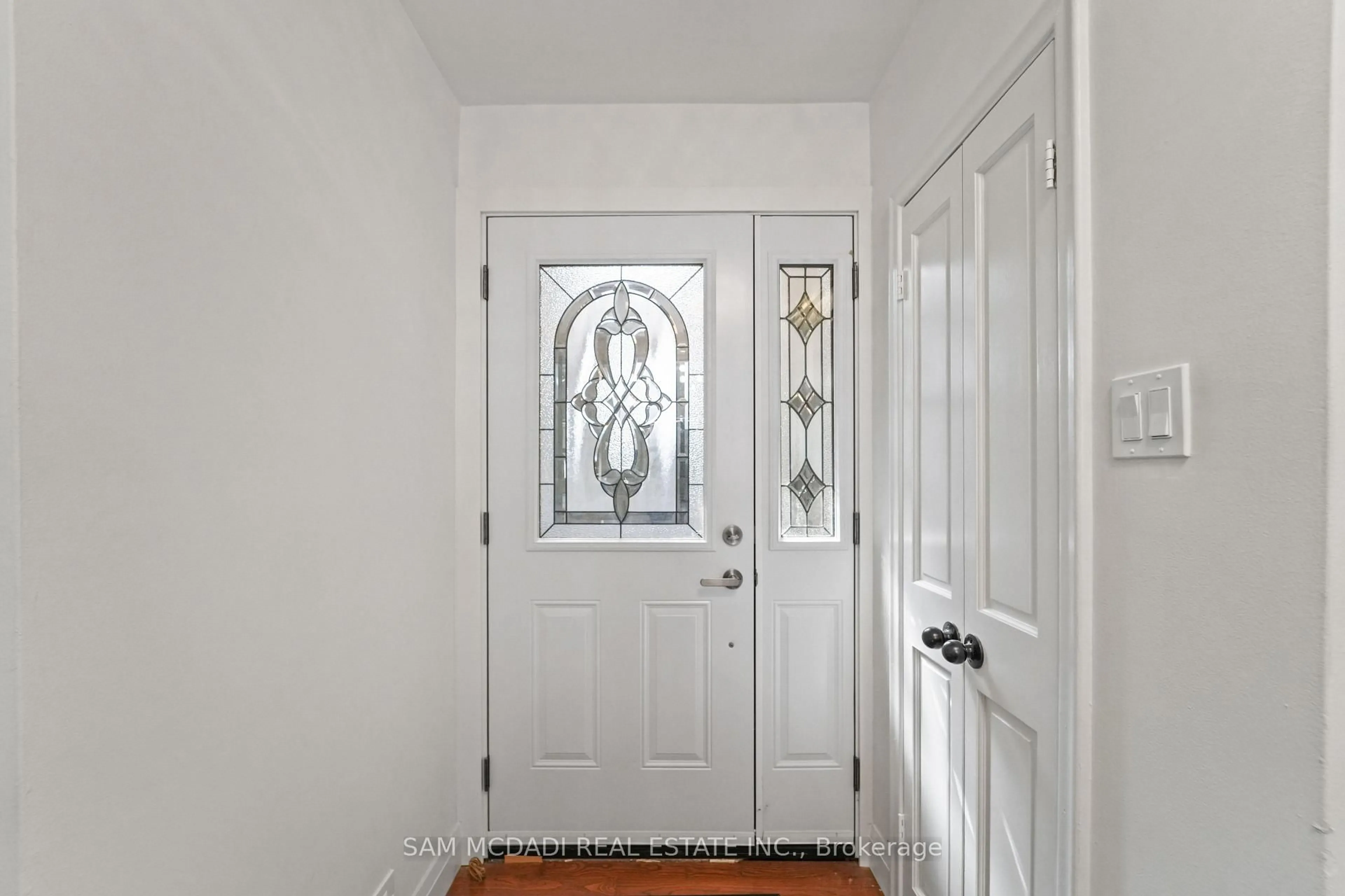 Indoor entryway for 60 Greenfield Dr, Toronto Ontario M9B 1H3