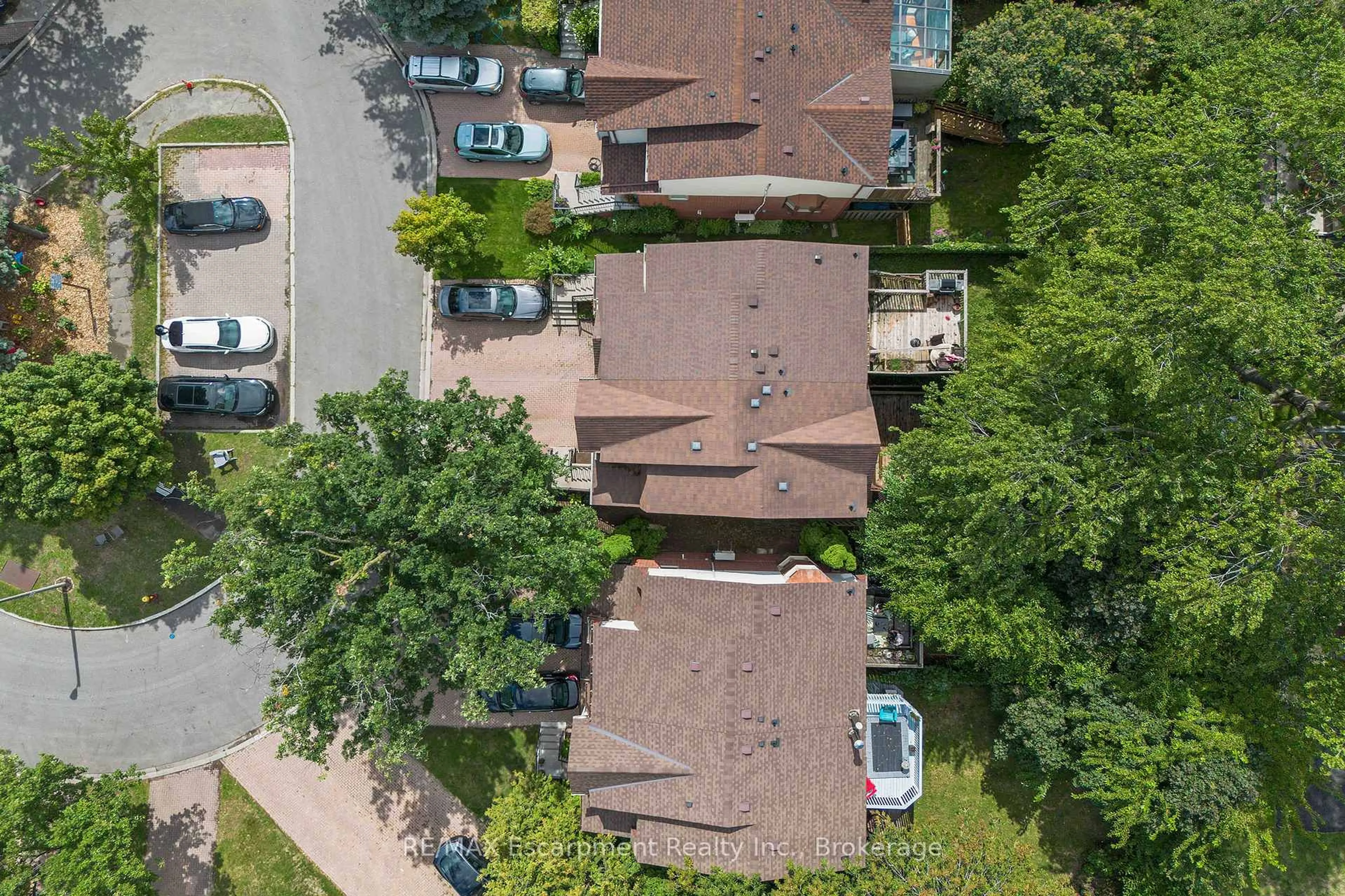 A pic from outside/outdoor area/front of a property/back of a property/a pic from drone, street for 13 Normandy Pl, Oakville Ontario L6K 1R9