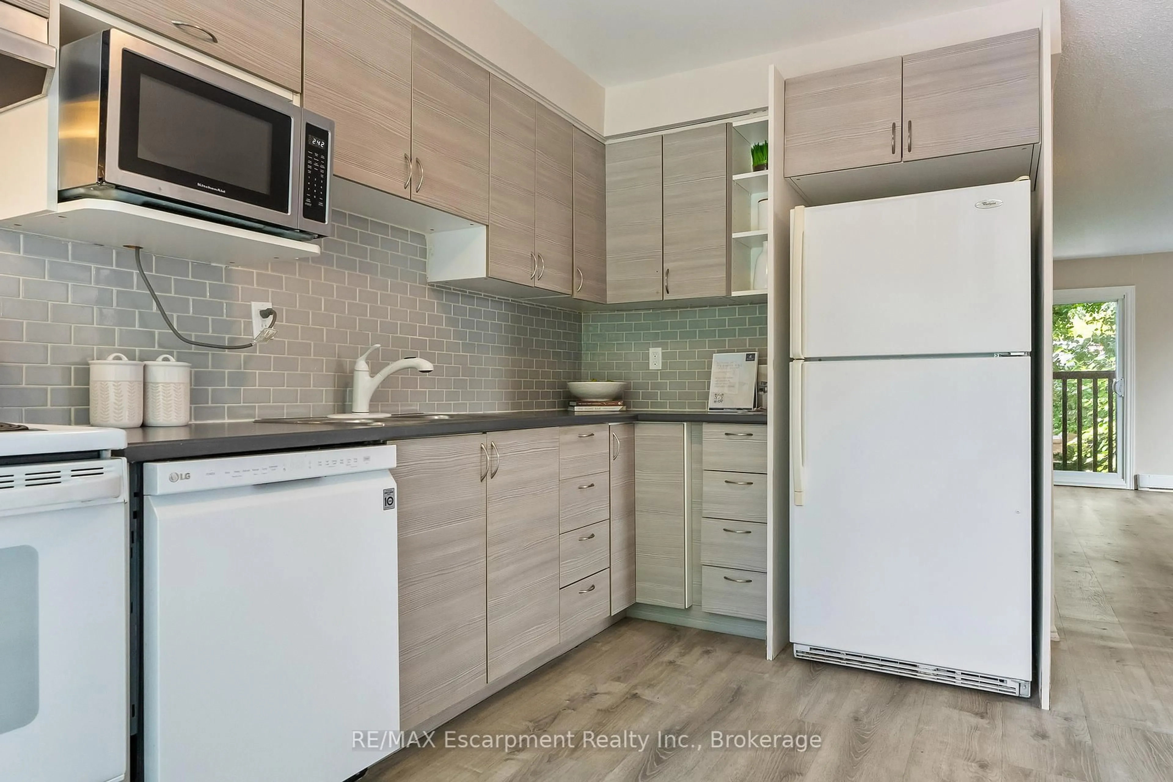 Standard kitchen, ceramic/tile floor for 13 Normandy Pl, Oakville Ontario L6K 1R9