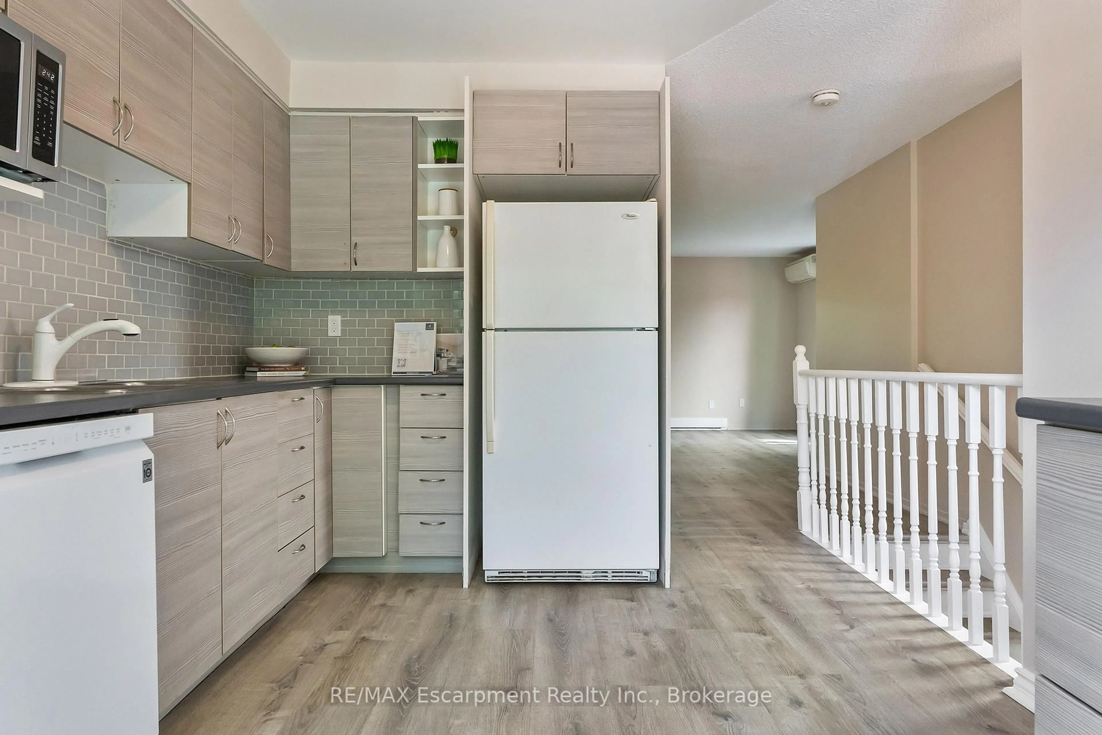 Open concept kitchen, unknown for 13 Normandy Pl, Oakville Ontario L6K 1R9
