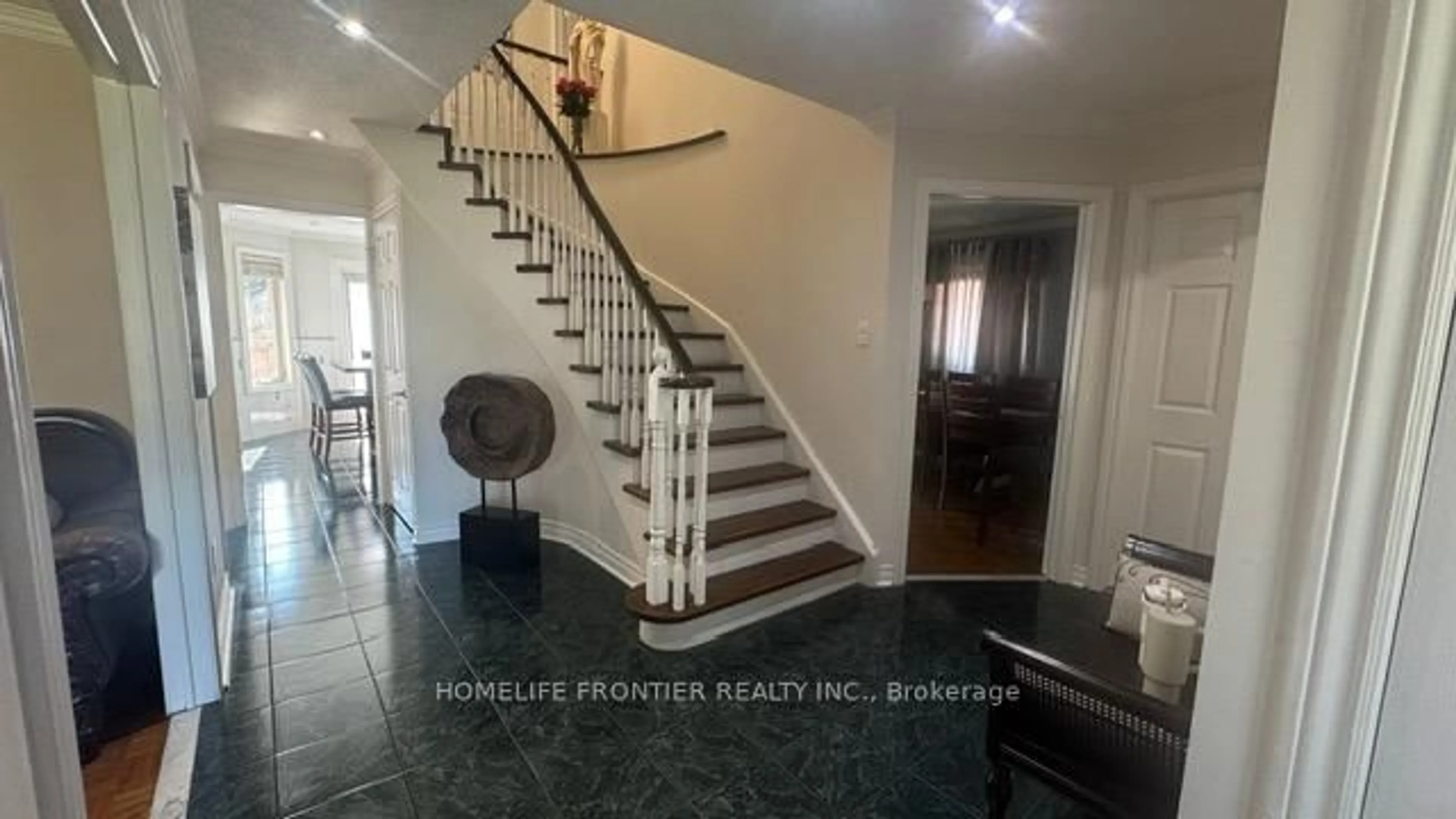 Indoor foyer for 30 Gatesgill St, Brampton Ontario L6X 3T2