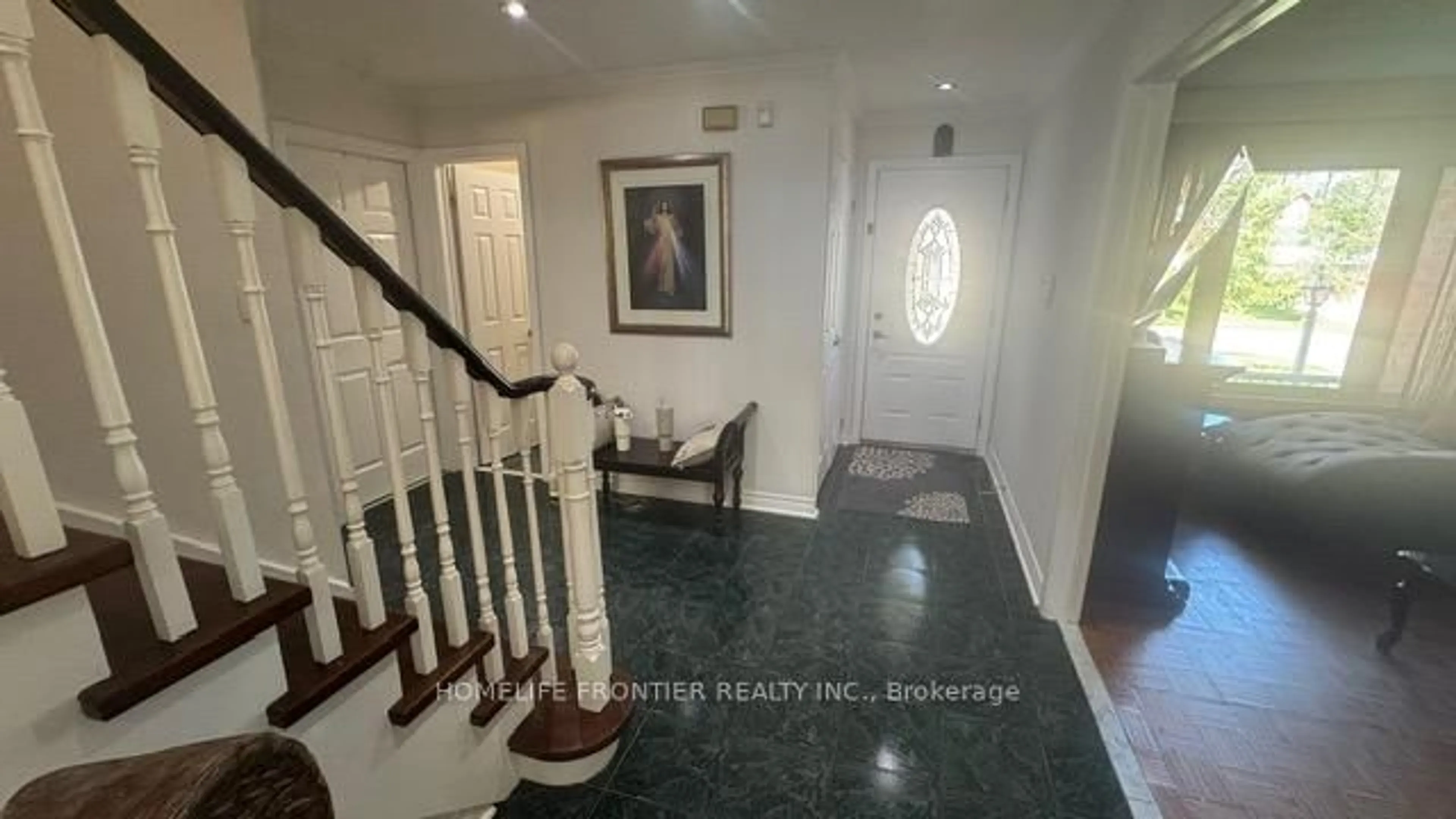 Indoor foyer for 30 Gatesgill St, Brampton Ontario L6X 3T2