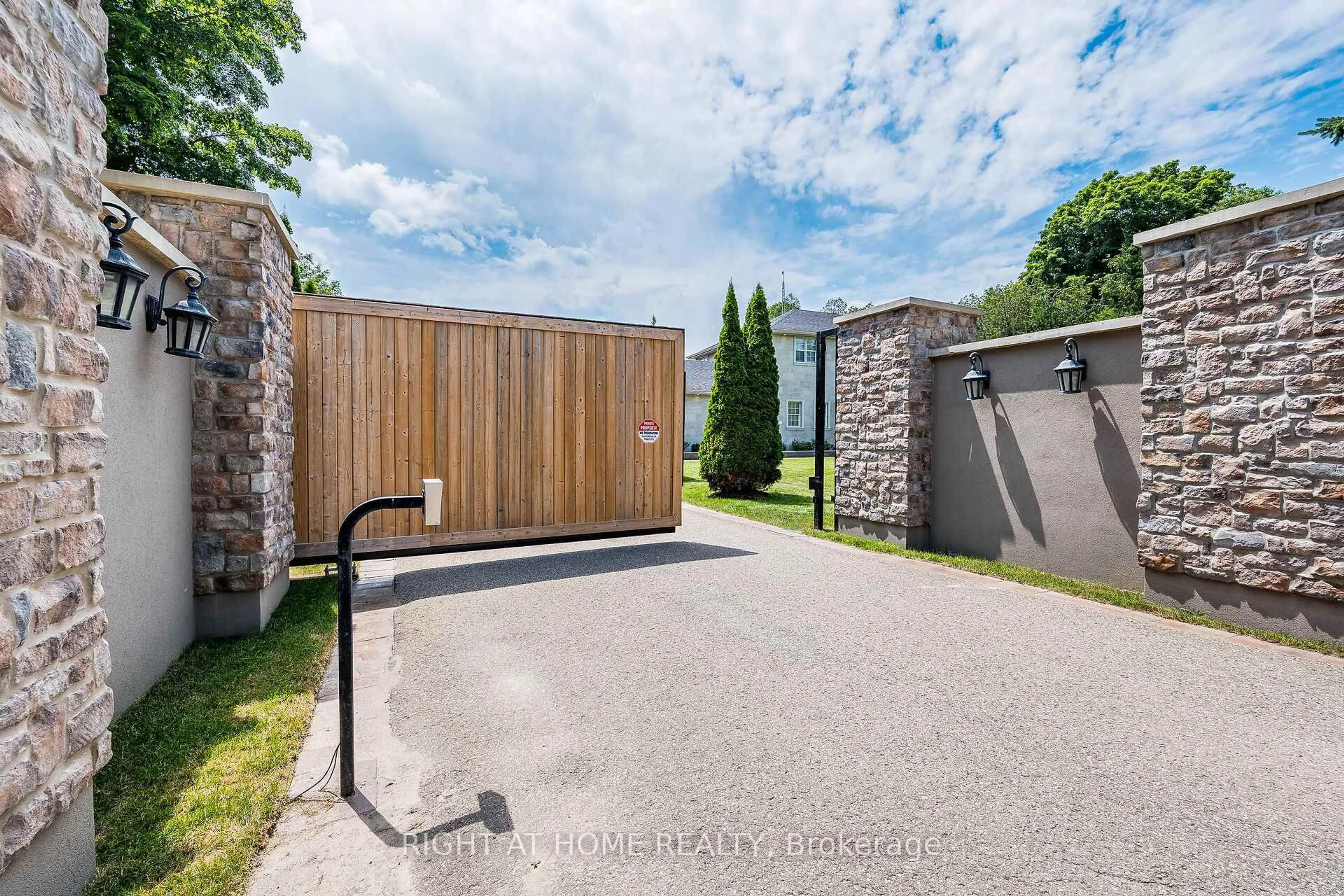 A pic from outside/outdoor area/front of a property/back of a property/a pic from drone, street for 13640 Guelph Line, Milton Ontario L0P 1B0