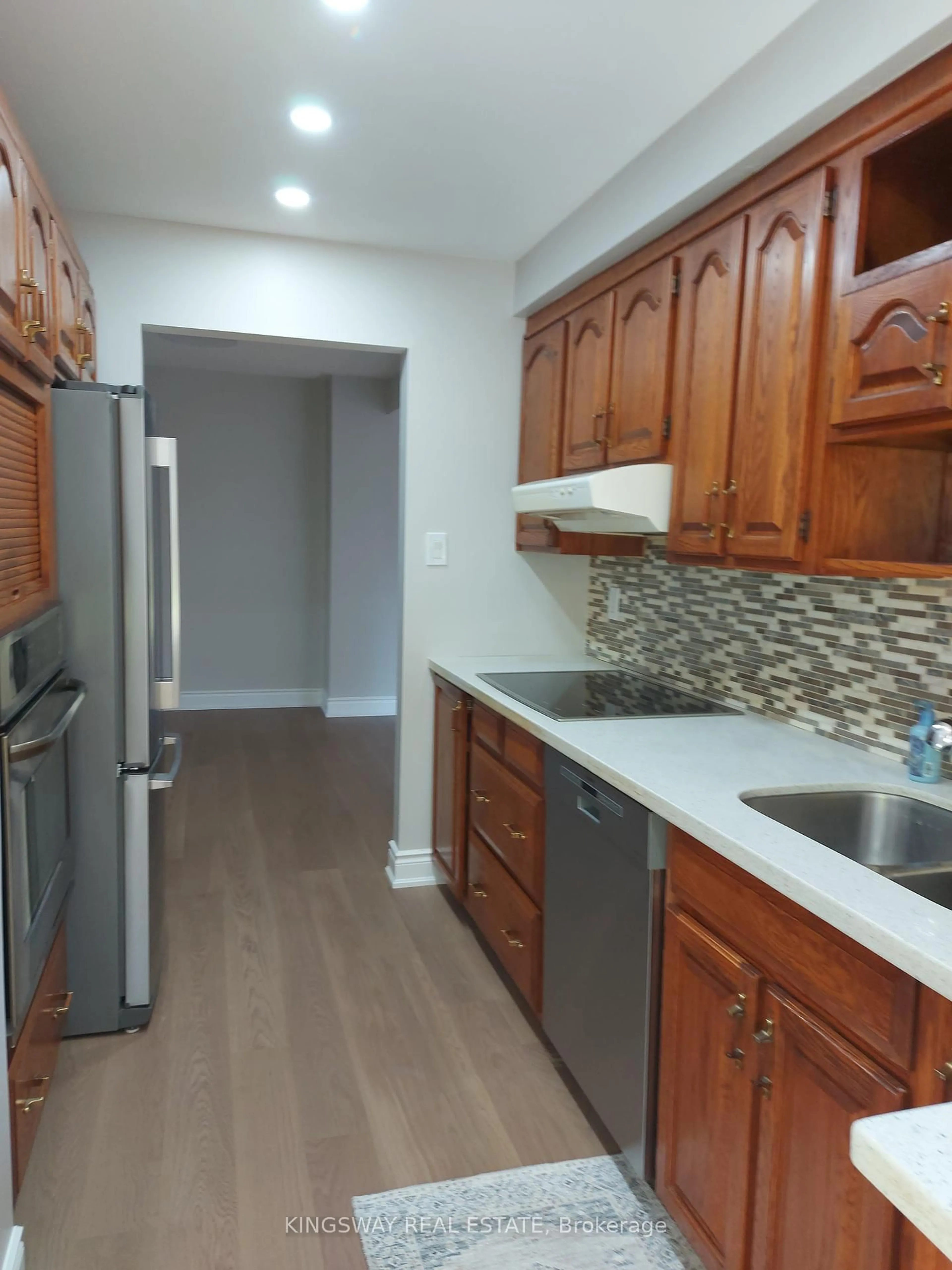 Standard kitchen, unknown for 20 Mineola Rd #101, Mississauga Ontario L5G 4N9