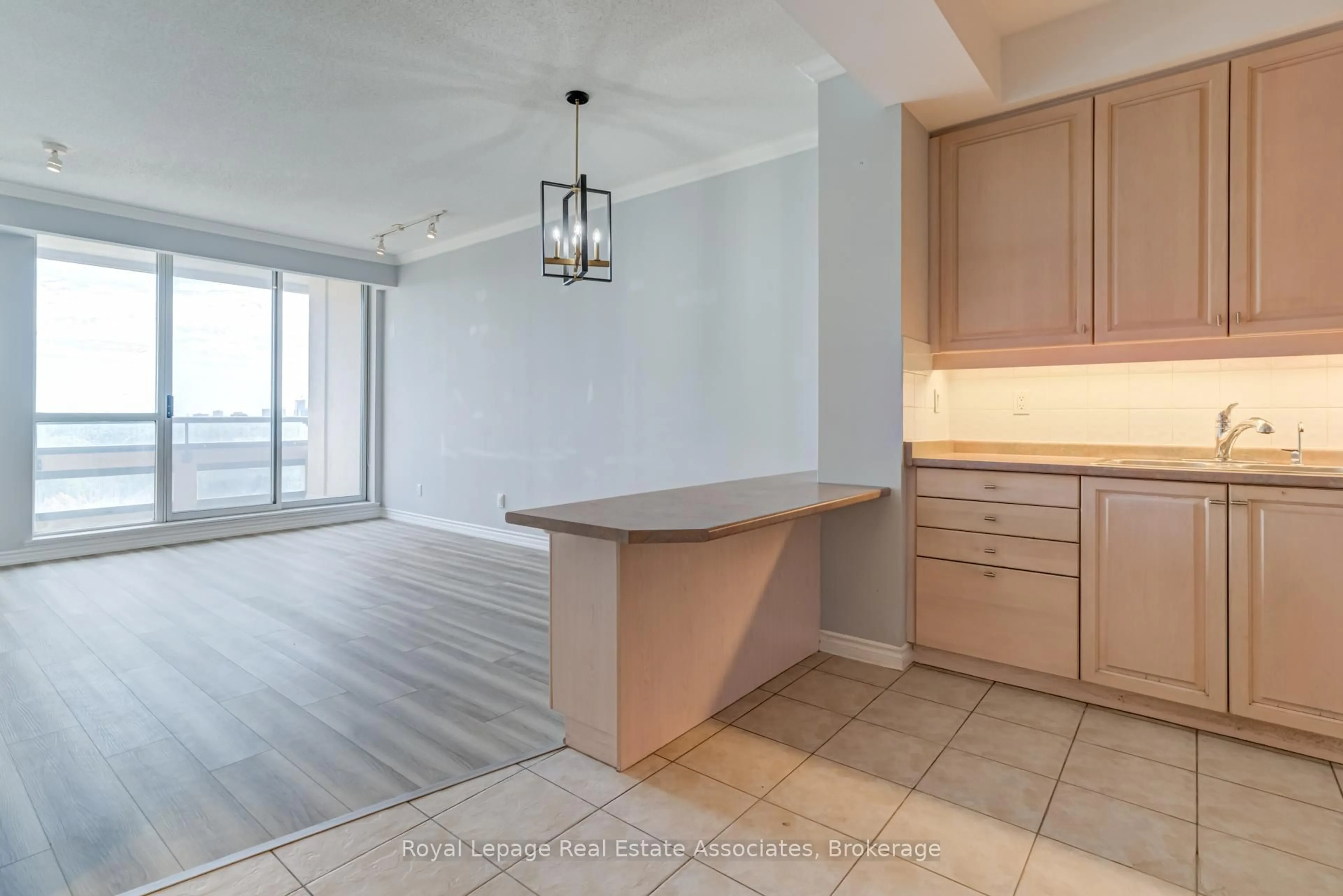Open concept kitchen, unknown for 1 Belvedere Crt #909, Brampton Ontario L6V 4M6