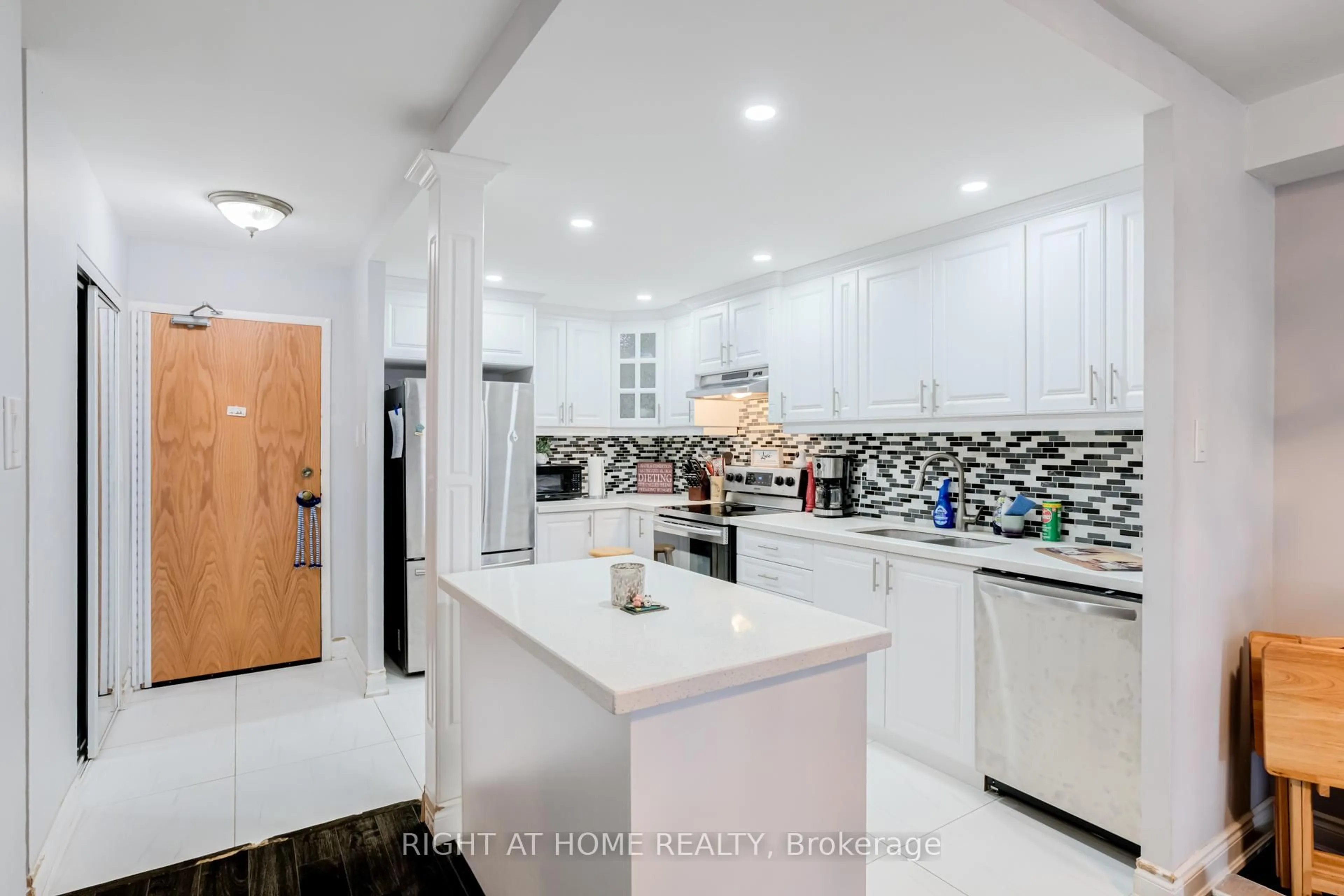 Open concept kitchen, ceramic/tile floor for 4 Lisa St #504, Brampton Ontario L6T 4B6