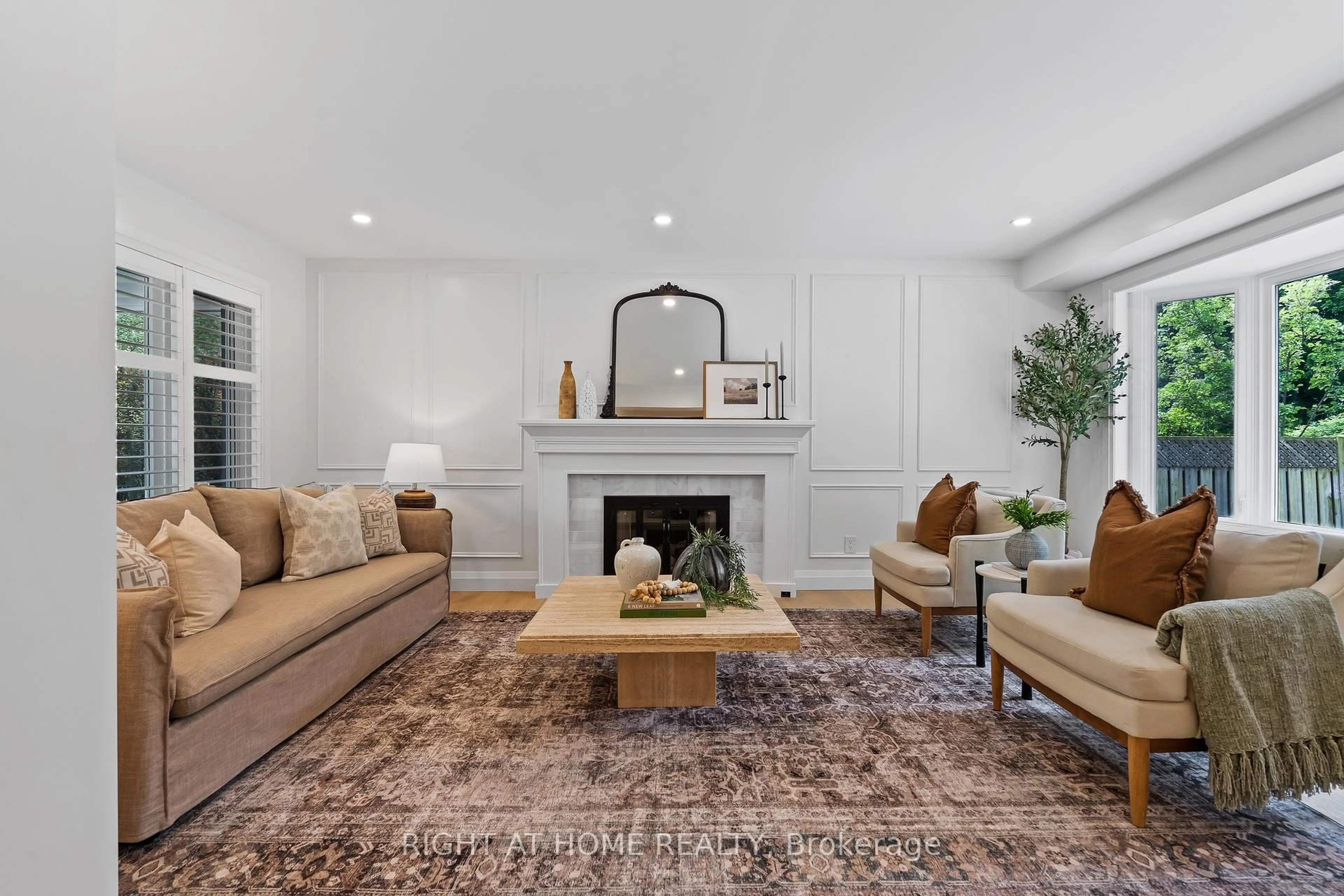 Living room with furniture, unknown for 250 Linwood Cres, Burlington Ontario L7L 4A1