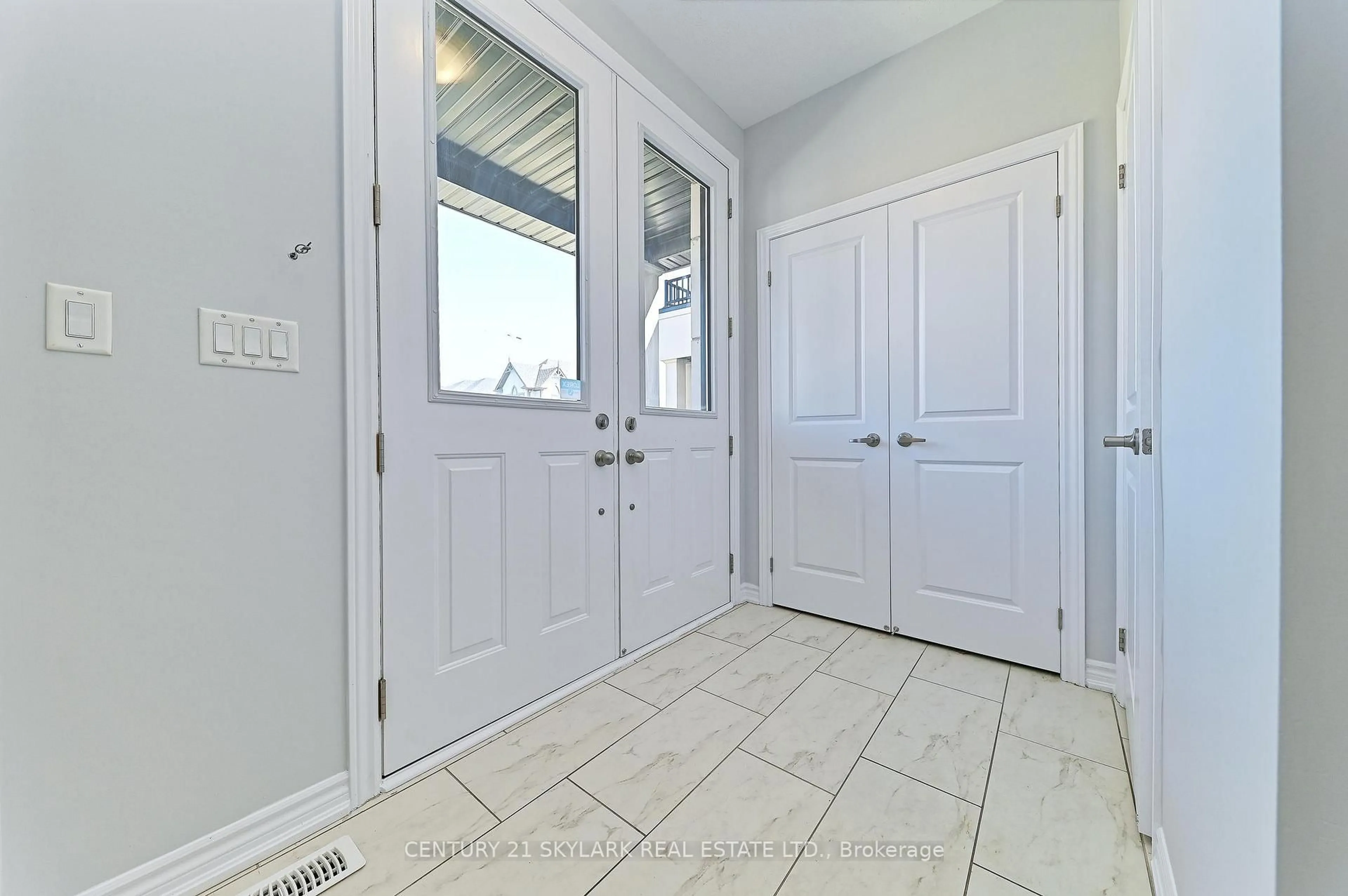 Indoor entryway for 154 Petch Ave, Caledon Ontario L7C 1Z9