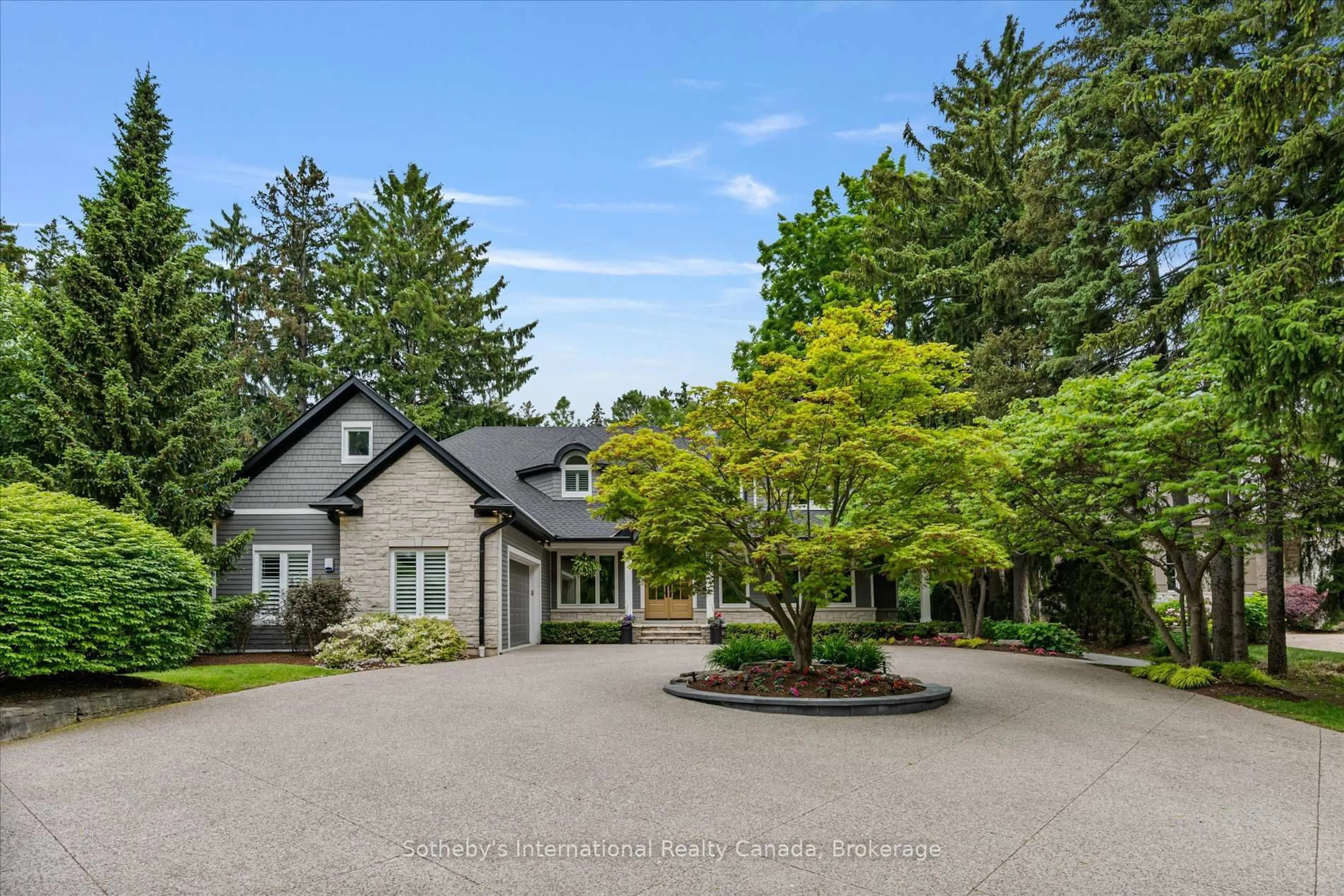 A pic from outside/outdoor area/front of a property/back of a property/a pic from drone, street for 4169 Lakeshore Rd, Burlington Ontario L7L 1A5