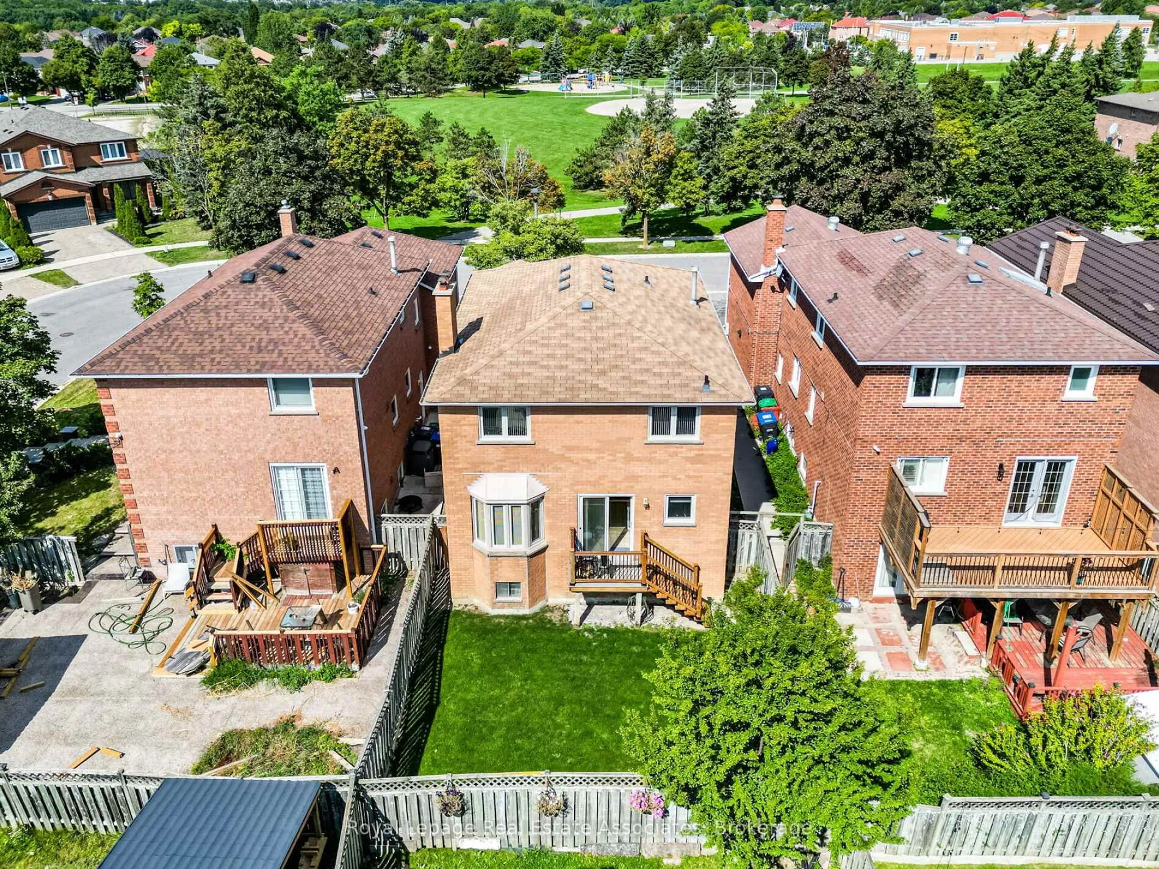 A pic from outside/outdoor area/front of a property/back of a property/a pic from drone, unknown for 6033 Duford Dr, Mississauga Ontario L5V 1A8