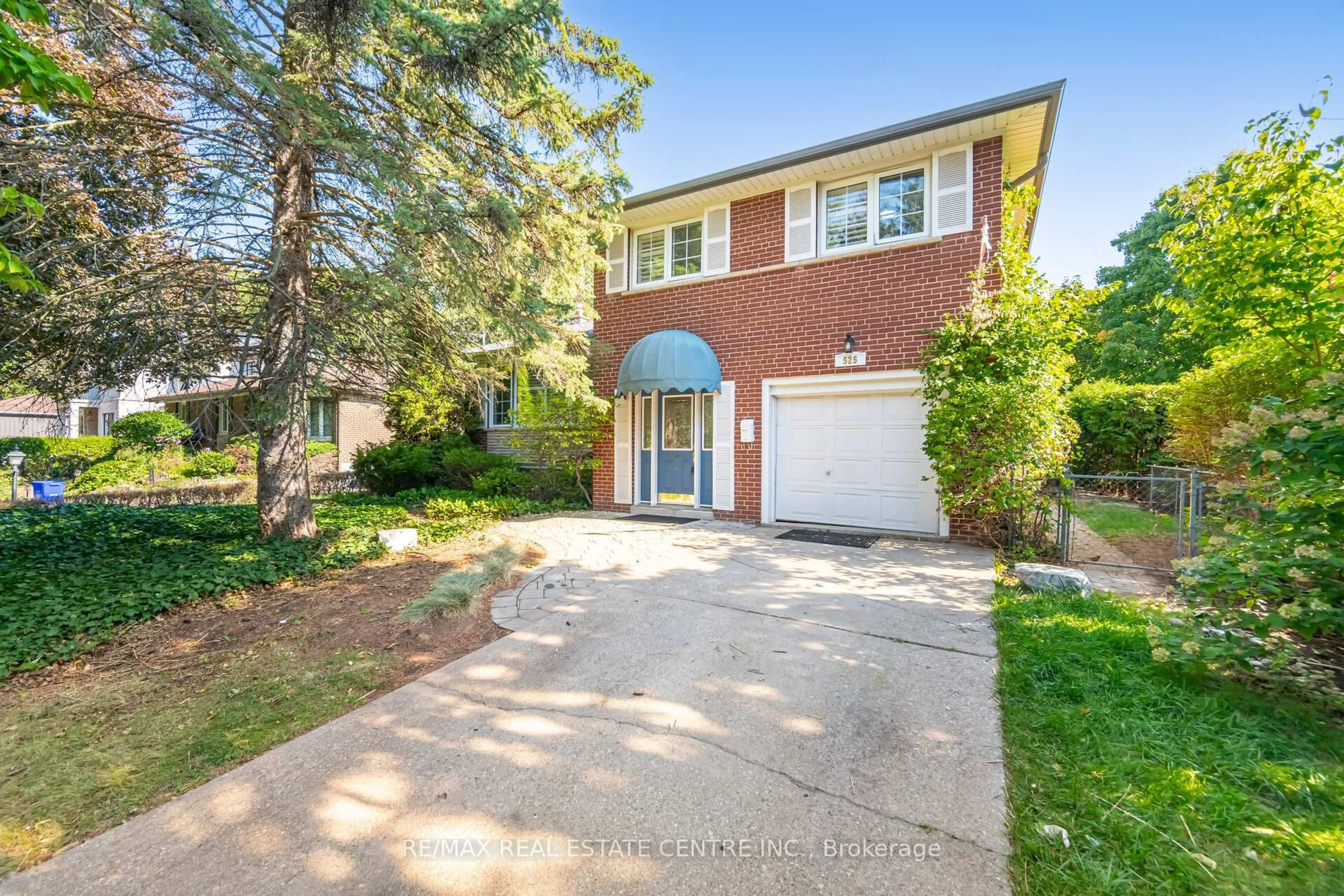 Home with brick exterior material, street for 525 SWANN Dr, Oakville Ontario L6L 3W9