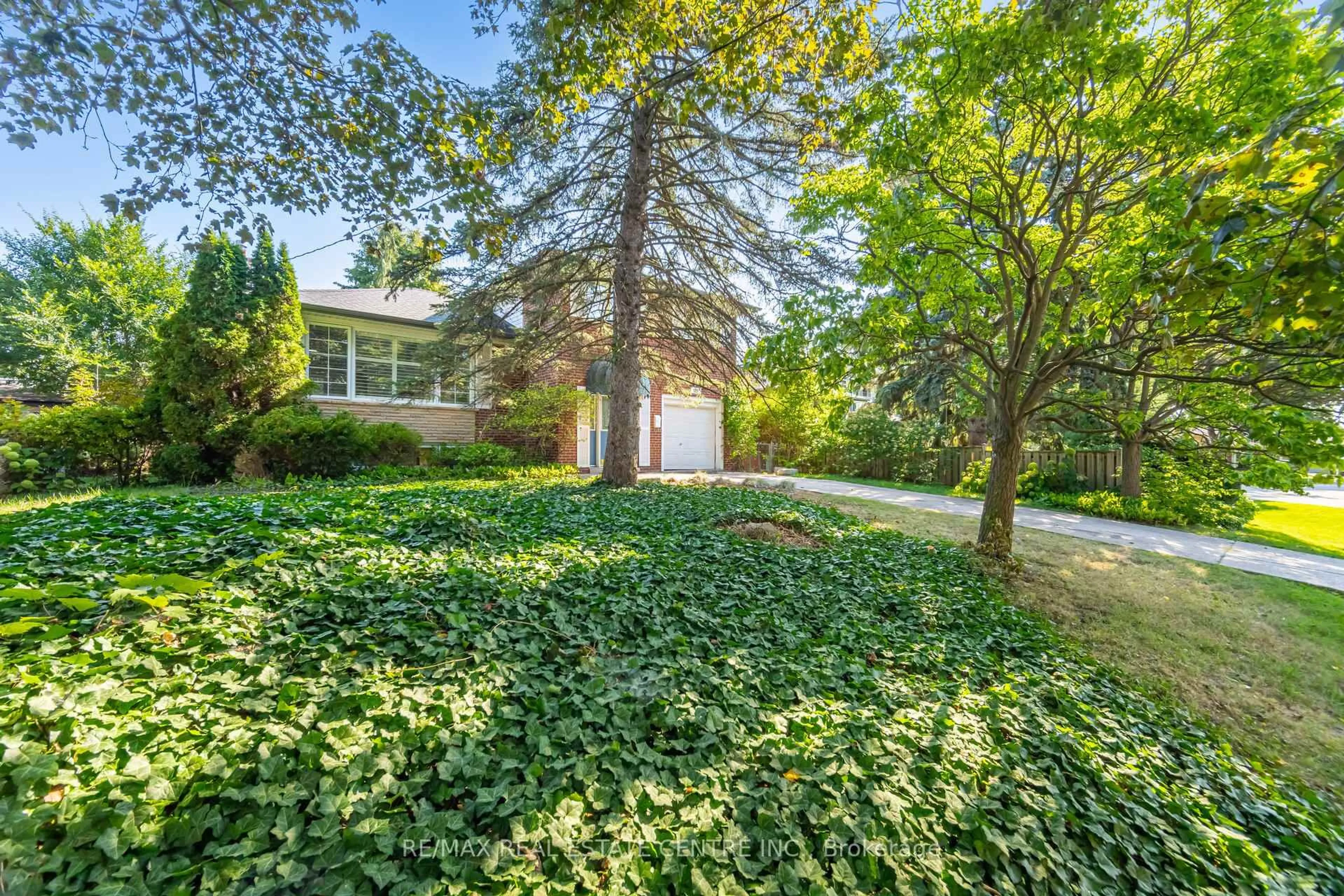 A pic from outside/outdoor area/front of a property/back of a property/a pic from drone, street for 525 SWANN Dr, Oakville Ontario L6L 3W9