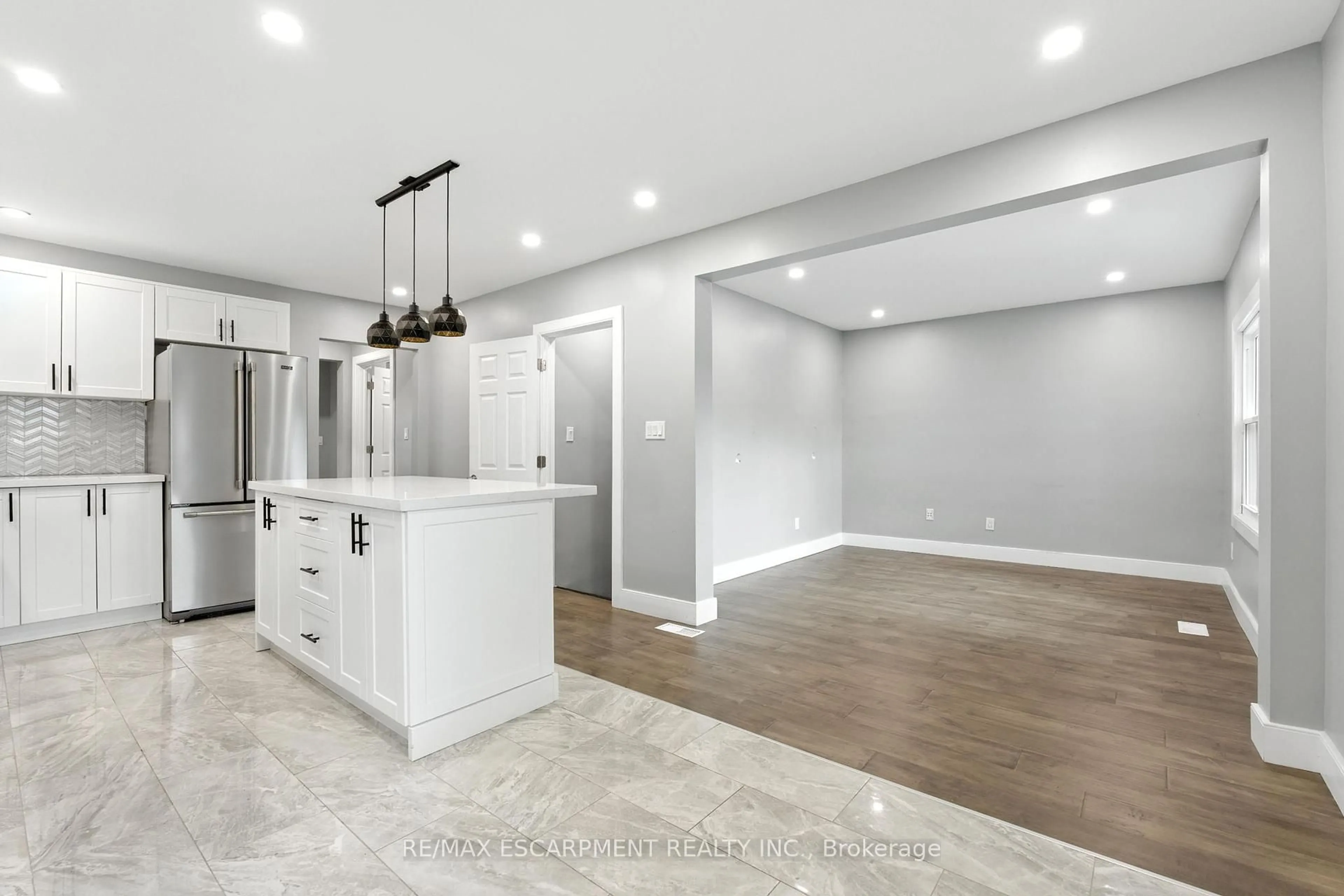 Open concept kitchen, ceramic/tile floor for 1233 Coric Ave, Burlington Ontario L7R 3S4