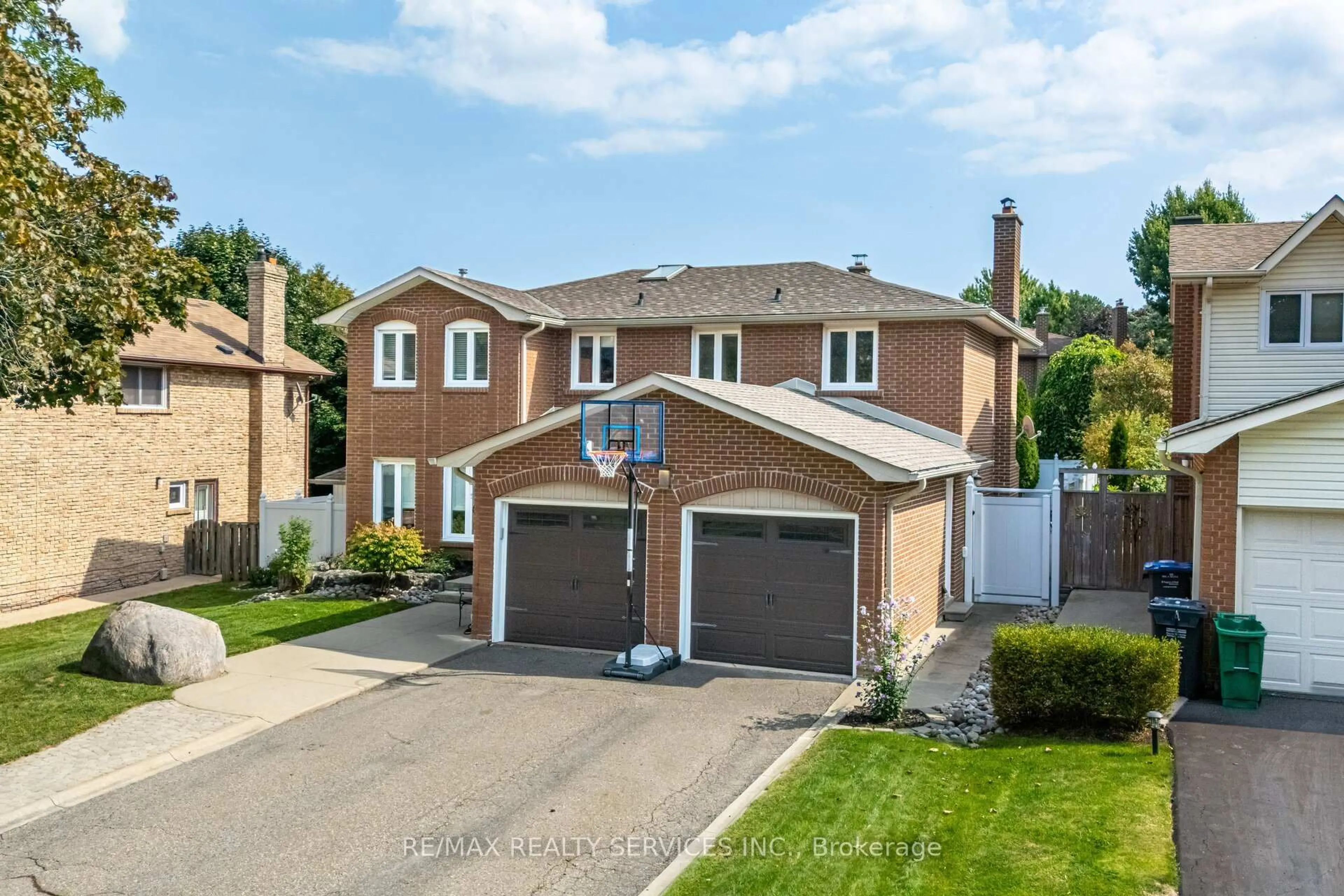 A pic from outside/outdoor area/front of a property/back of a property/a pic from drone, street for 54 Maidstone Cres, Brampton Ontario L6S 2Z5