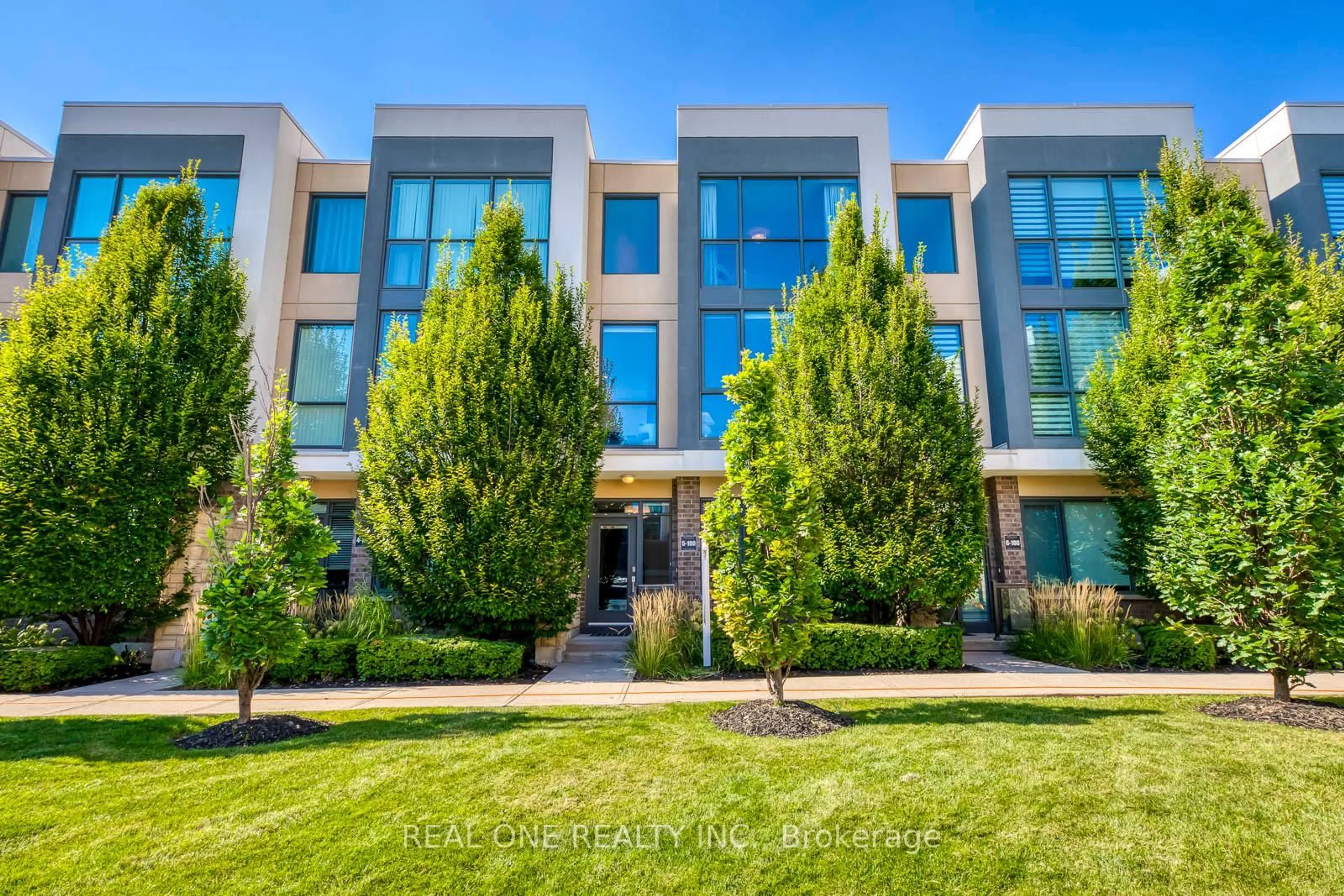 Home with brick exterior material, building for 100 Little Creek Rd #5, Mississauga Ontario L5R 0E9