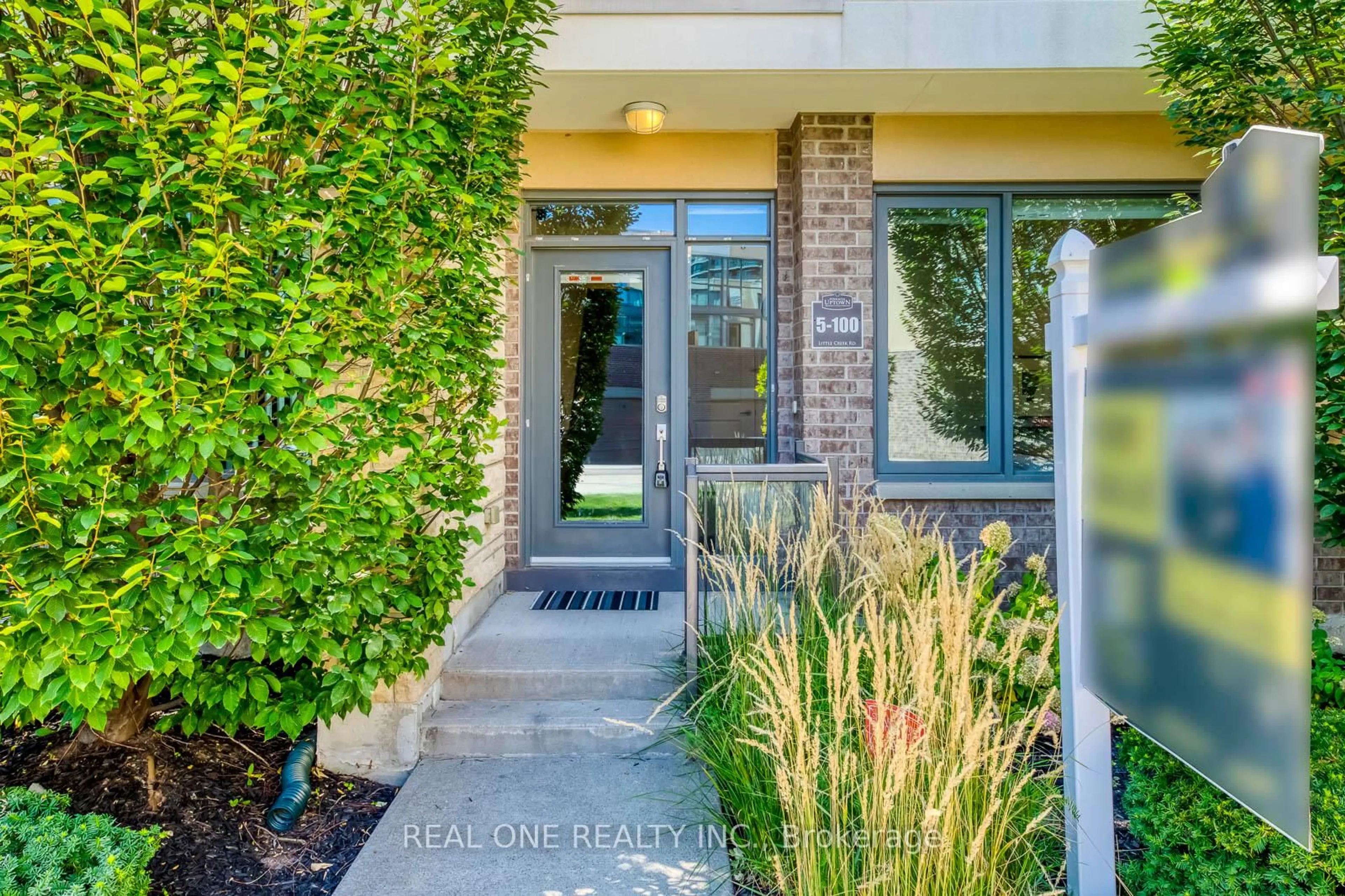 Indoor entryway for 100 Little Creek Rd #5, Mississauga Ontario L5R 0E9