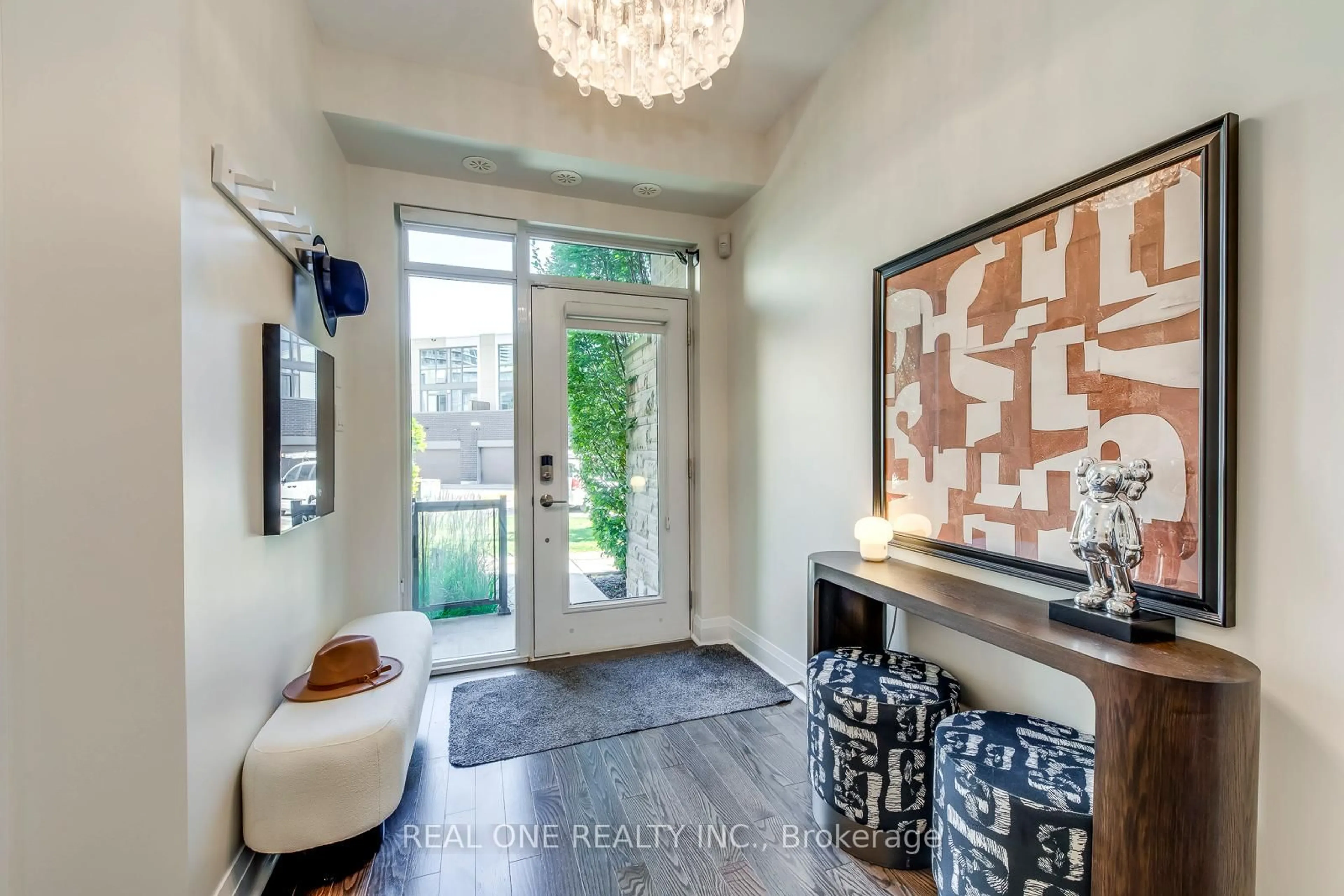 Indoor entryway for 100 Little Creek Rd #5, Mississauga Ontario L5R 0E9