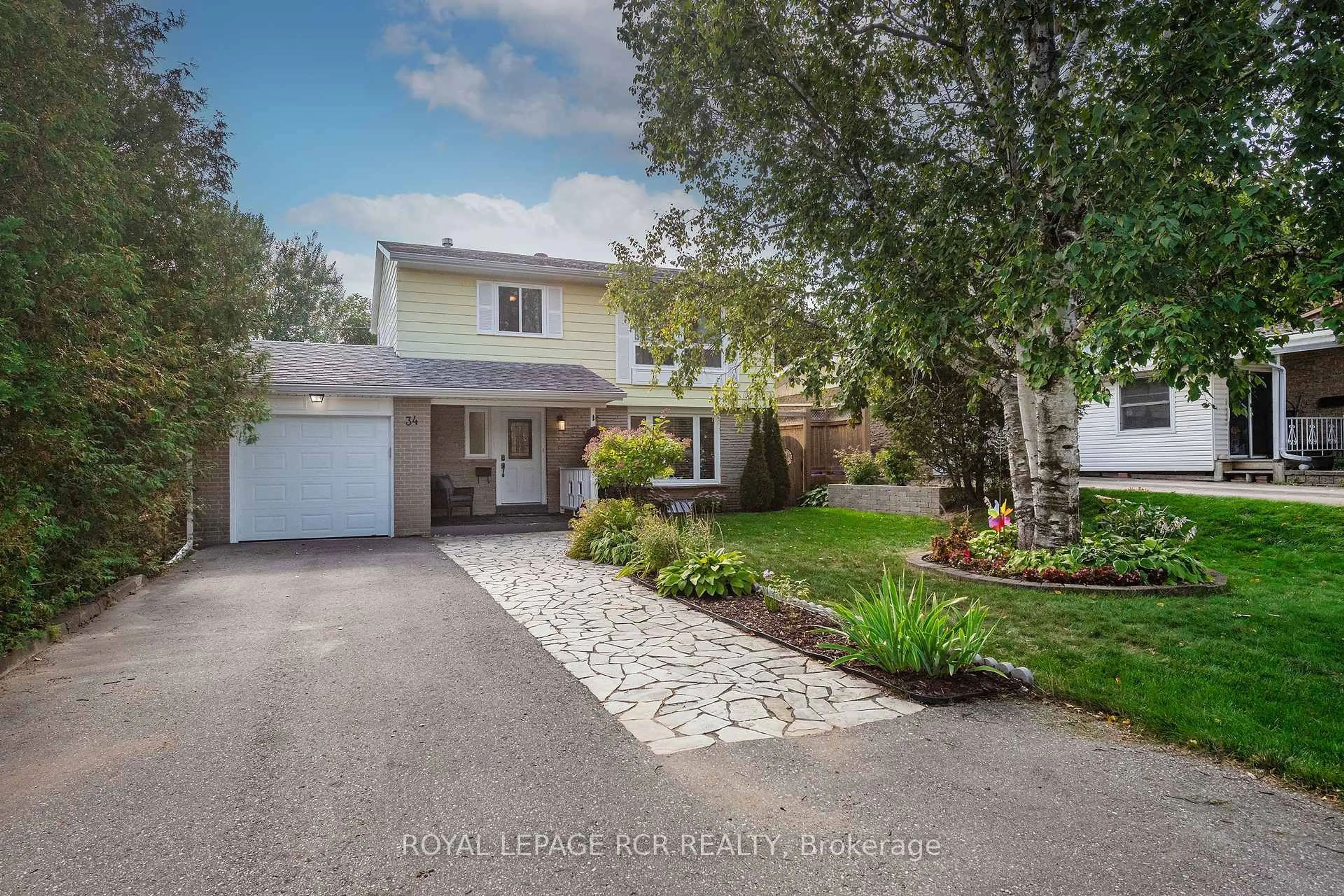 A pic from outside/outdoor area/front of a property/back of a property/a pic from drone, street for 34 Shirley St, Orangeville Ontario L9W 2T4