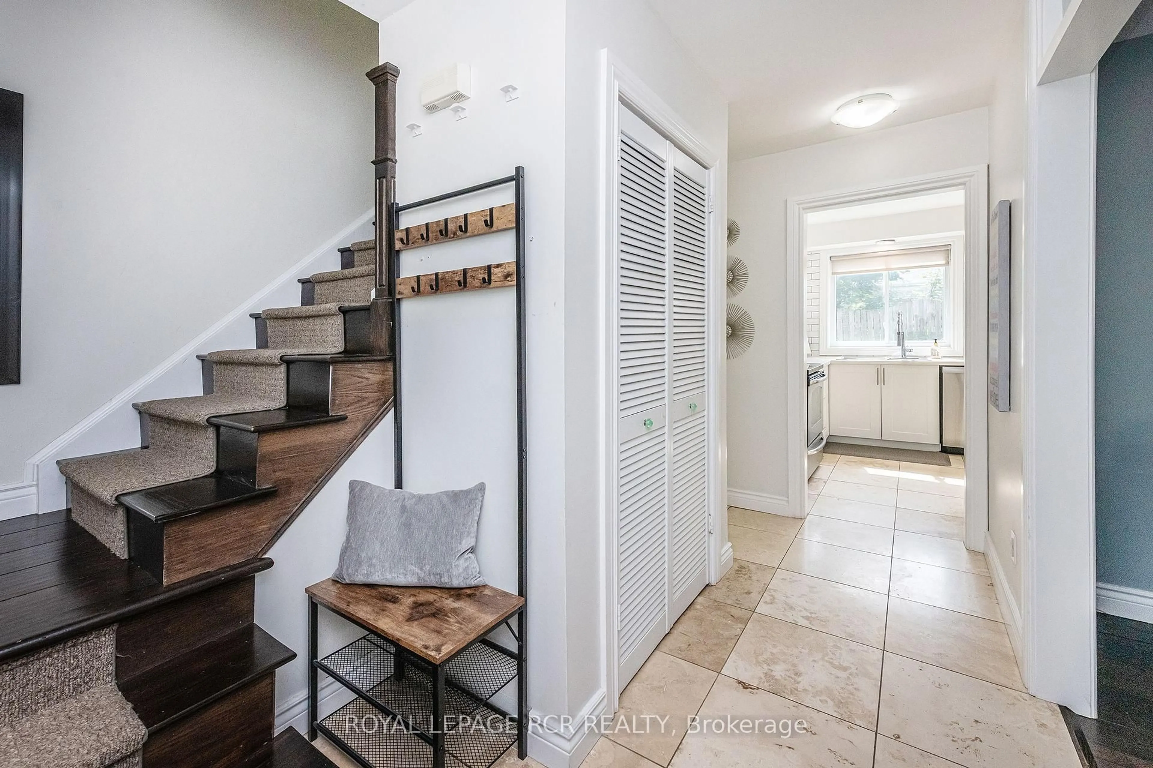 Indoor entryway for 34 Shirley St, Orangeville Ontario L9W 2T4