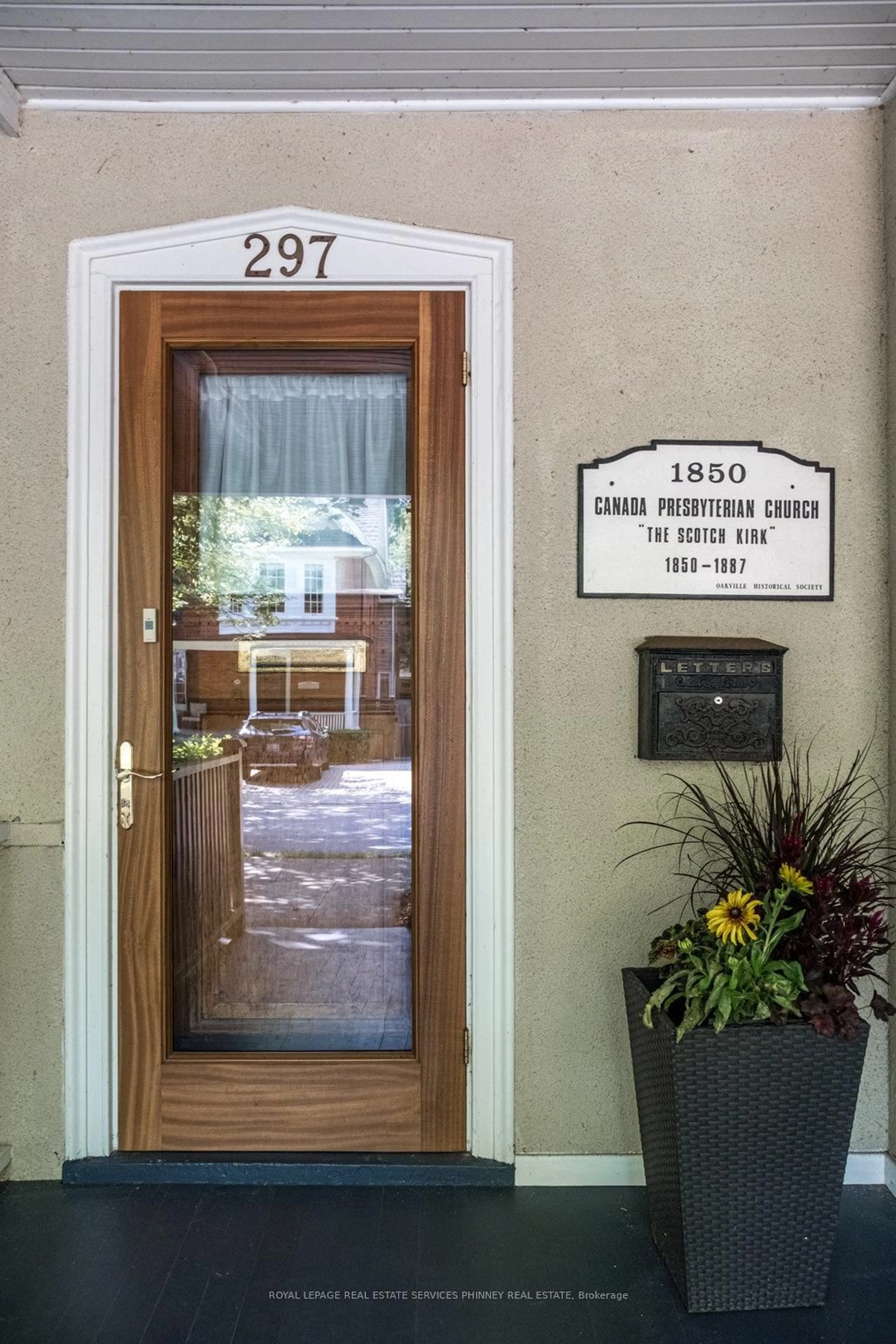 Indoor entryway for 297 William St, Oakville Ontario L6J 1E5
