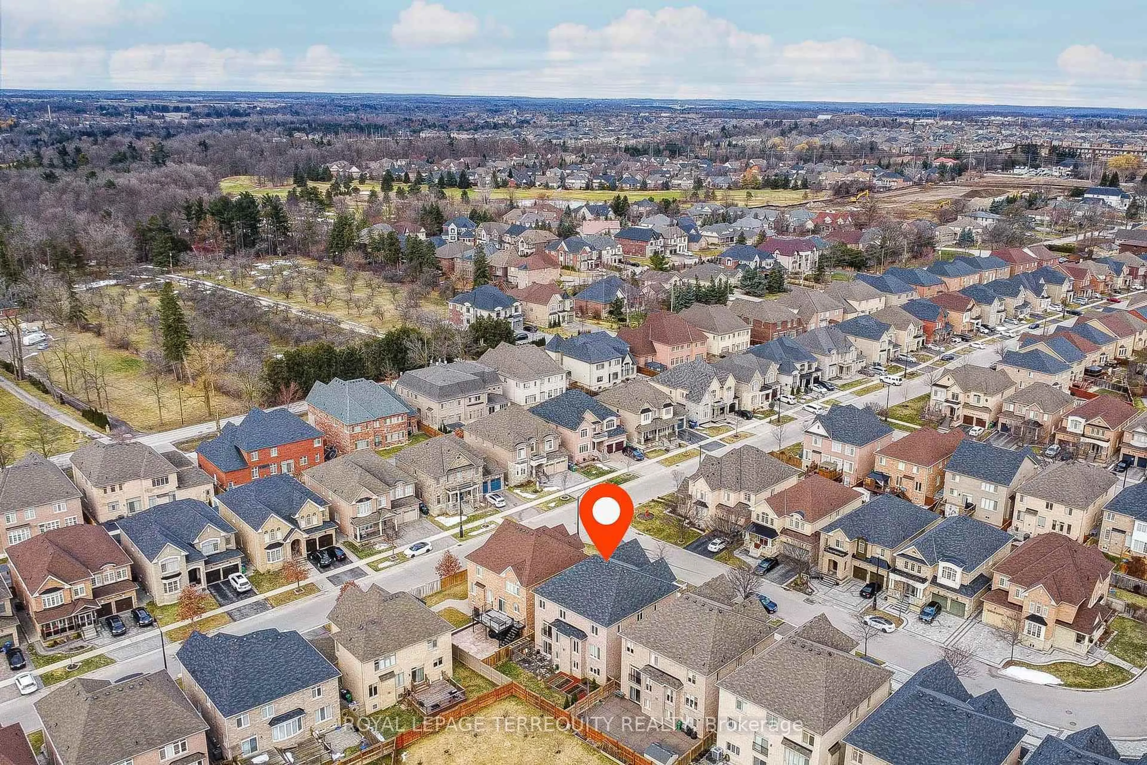 A pic from outside/outdoor area/front of a property/back of a property/a pic from drone, street for 32 Mistyglen Cres, Brampton Ontario L6Y 0X2