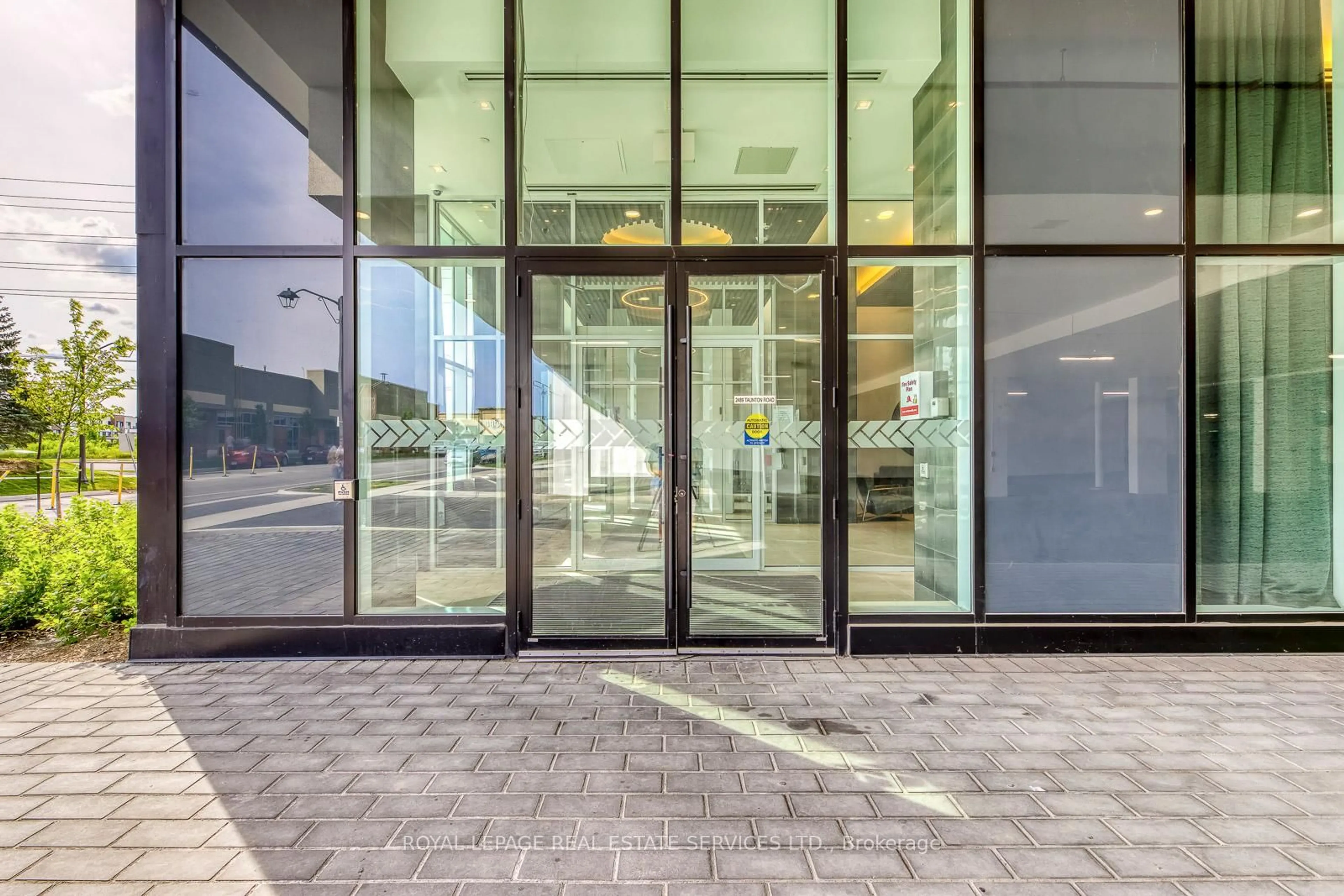 Indoor foyer for 2489 Taunton Dr #1318, Oakville Ontario L6H 3R9