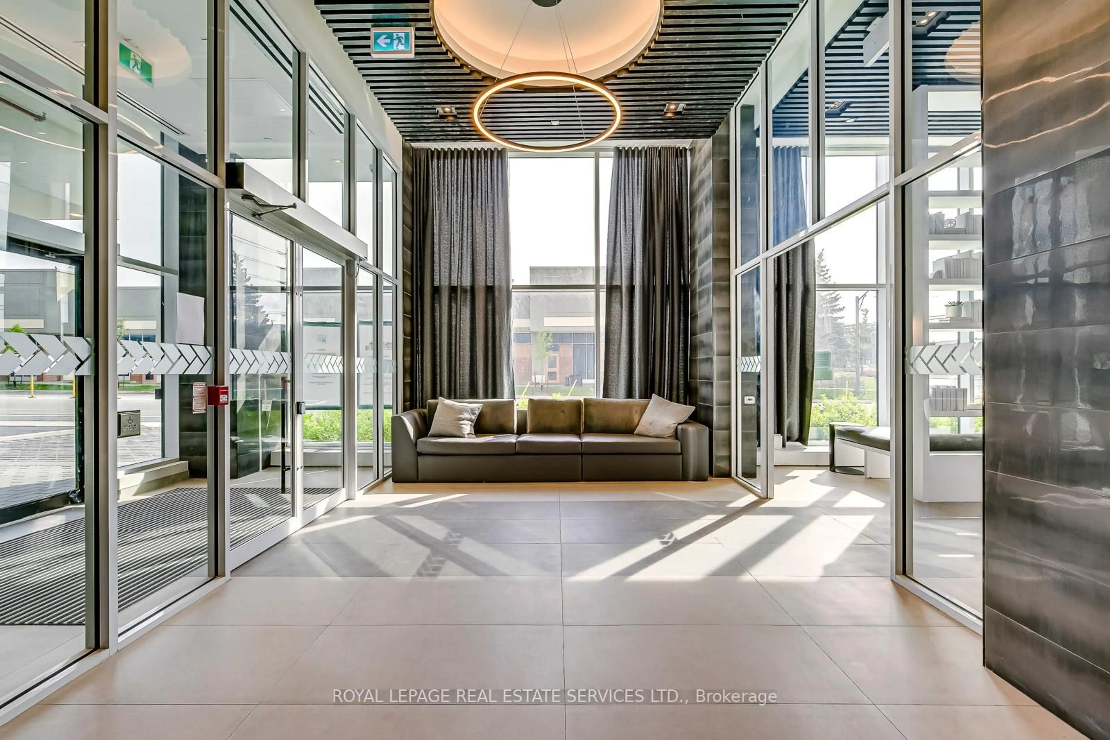 Indoor foyer for 2489 Taunton Dr #1318, Oakville Ontario L6H 3R9