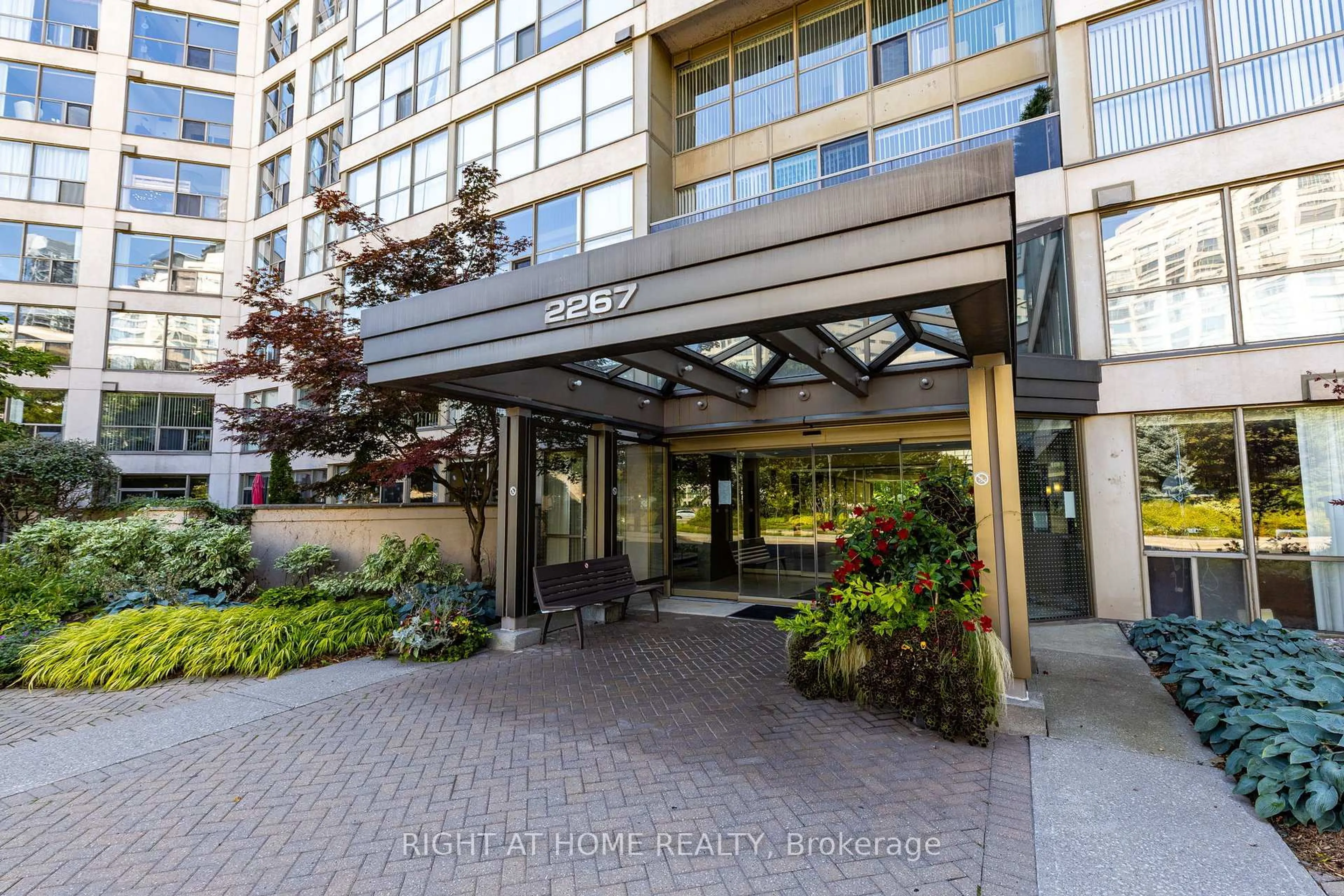 Indoor foyer for 2267 Lake Shore Blvd #1306, Toronto Ontario M8V 3X2