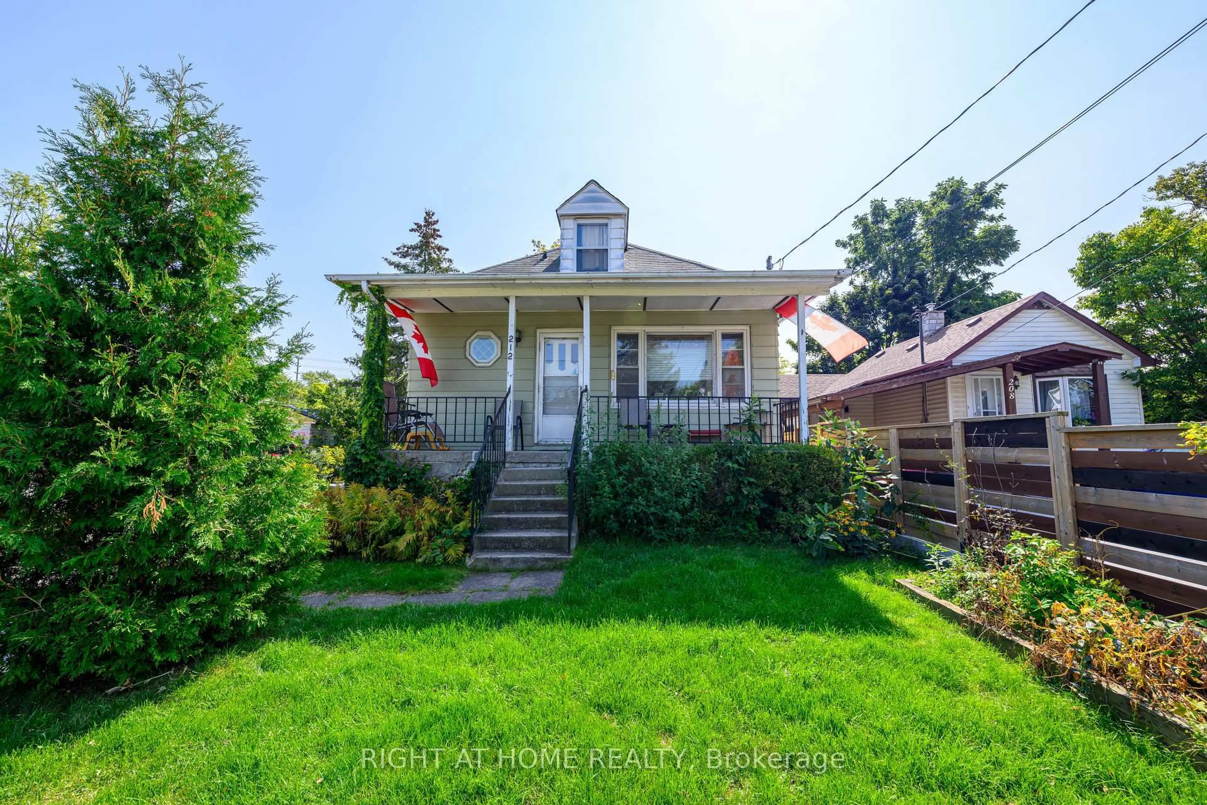 A pic from outside/outdoor area/front of a property/back of a property/a pic from drone, street for 212 Troy St, Mississauga Ontario L5G 1S7