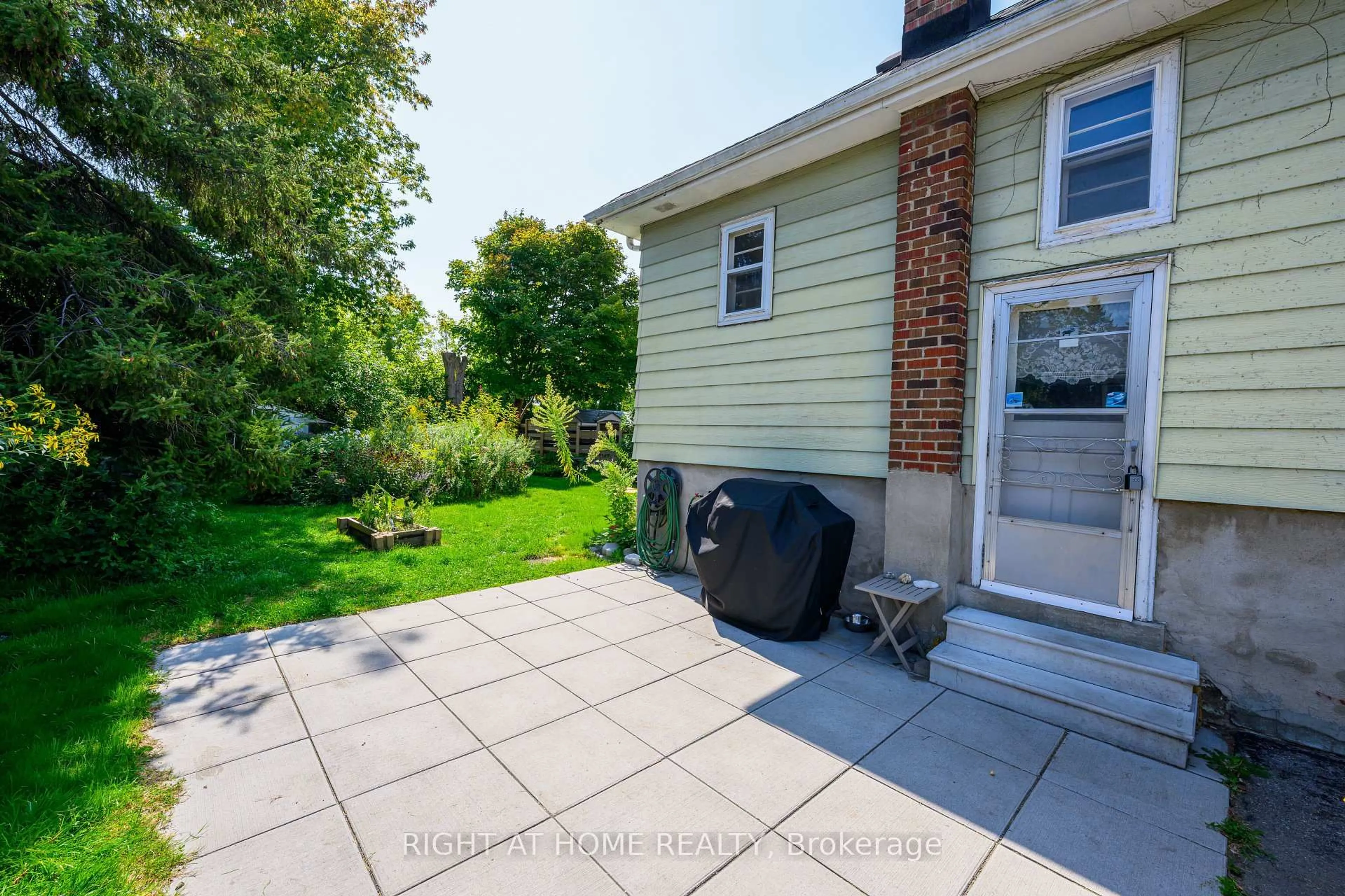 A pic from outside/outdoor area/front of a property/back of a property/a pic from drone, street for 212 Troy St, Mississauga Ontario L5G 1S7