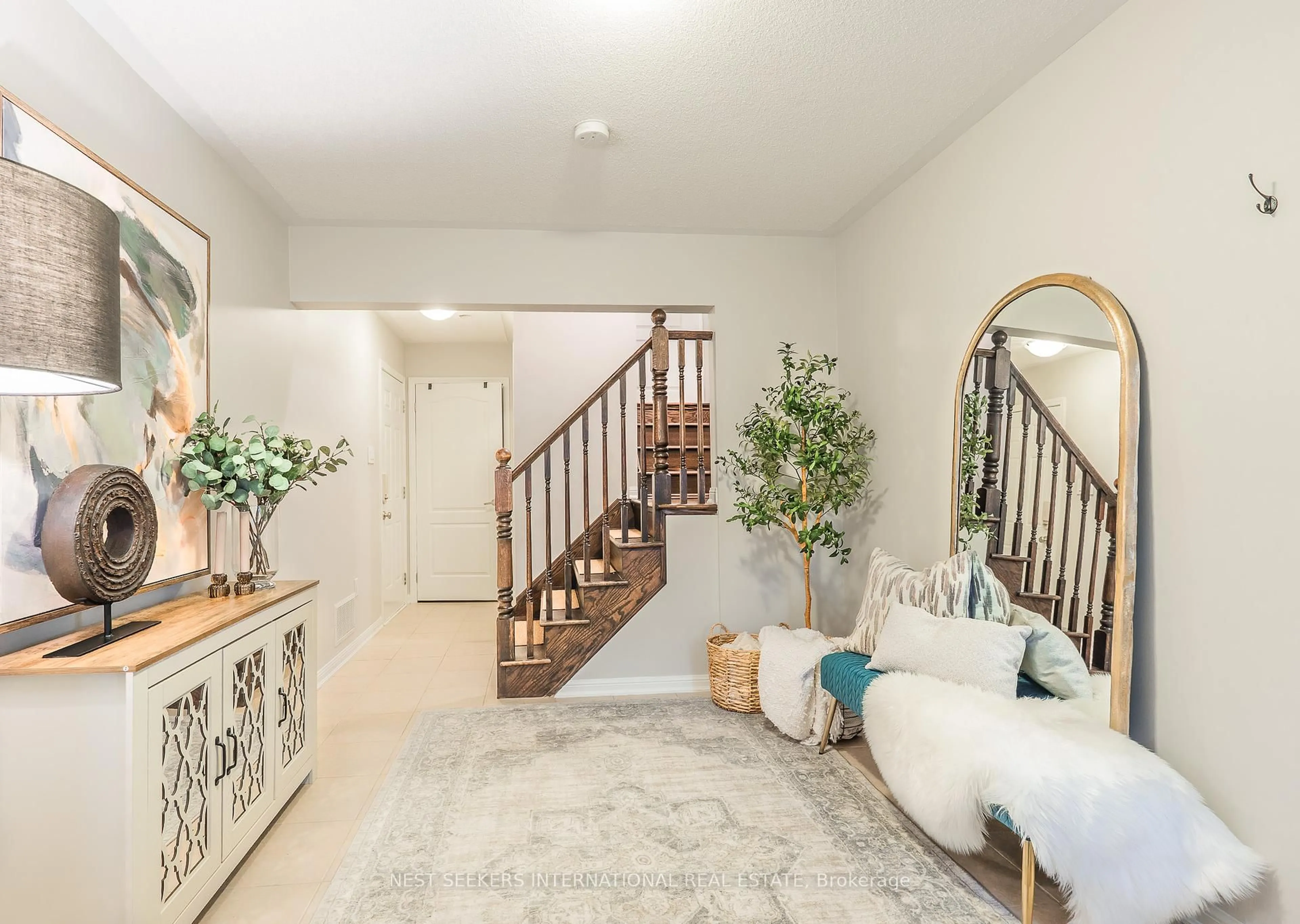 Indoor entryway for 7 Suitor Crt, Milton Ontario L9T 8S3