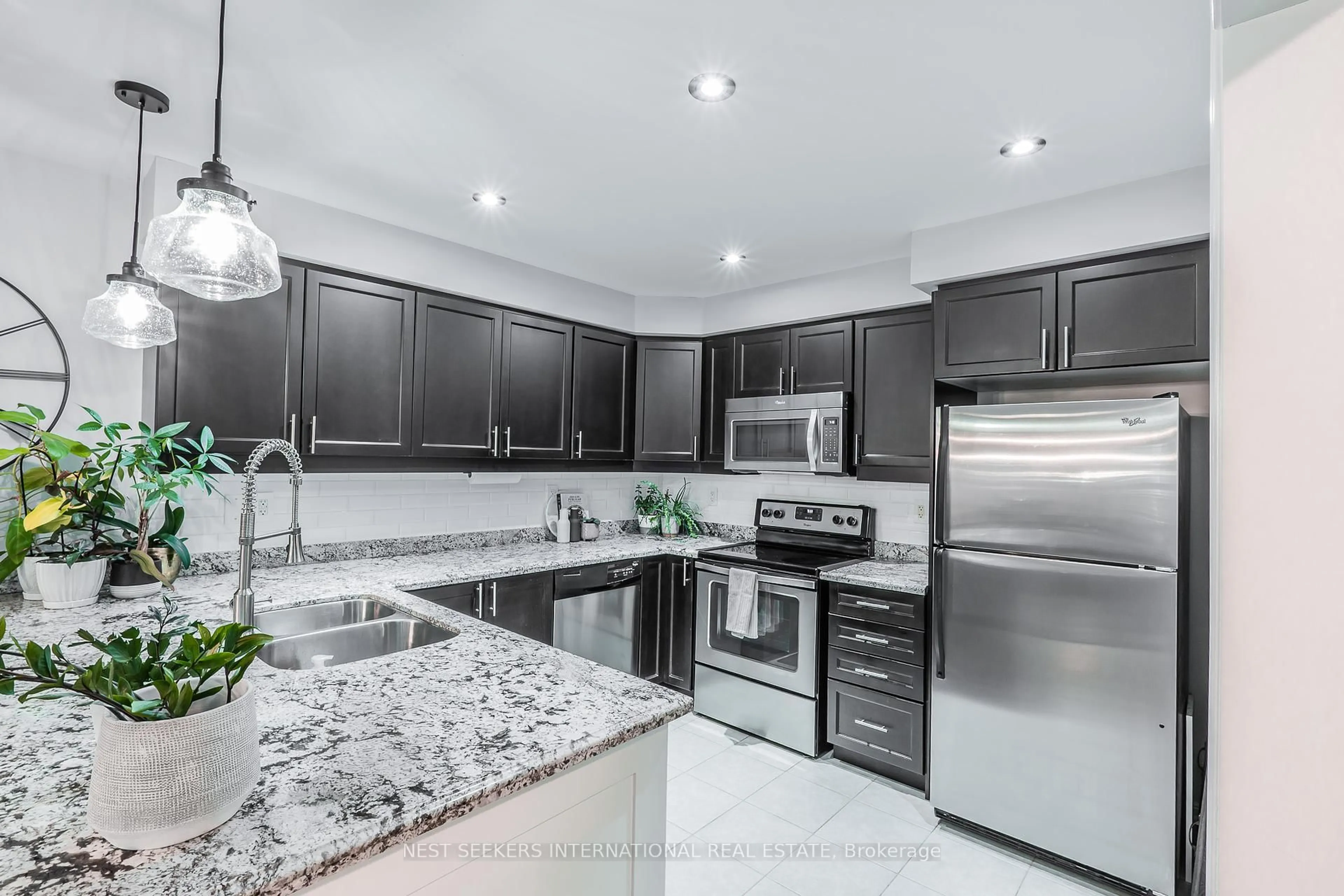Open concept kitchen, ceramic/tile floor for 7 Suitor Crt, Milton Ontario L9T 8S3