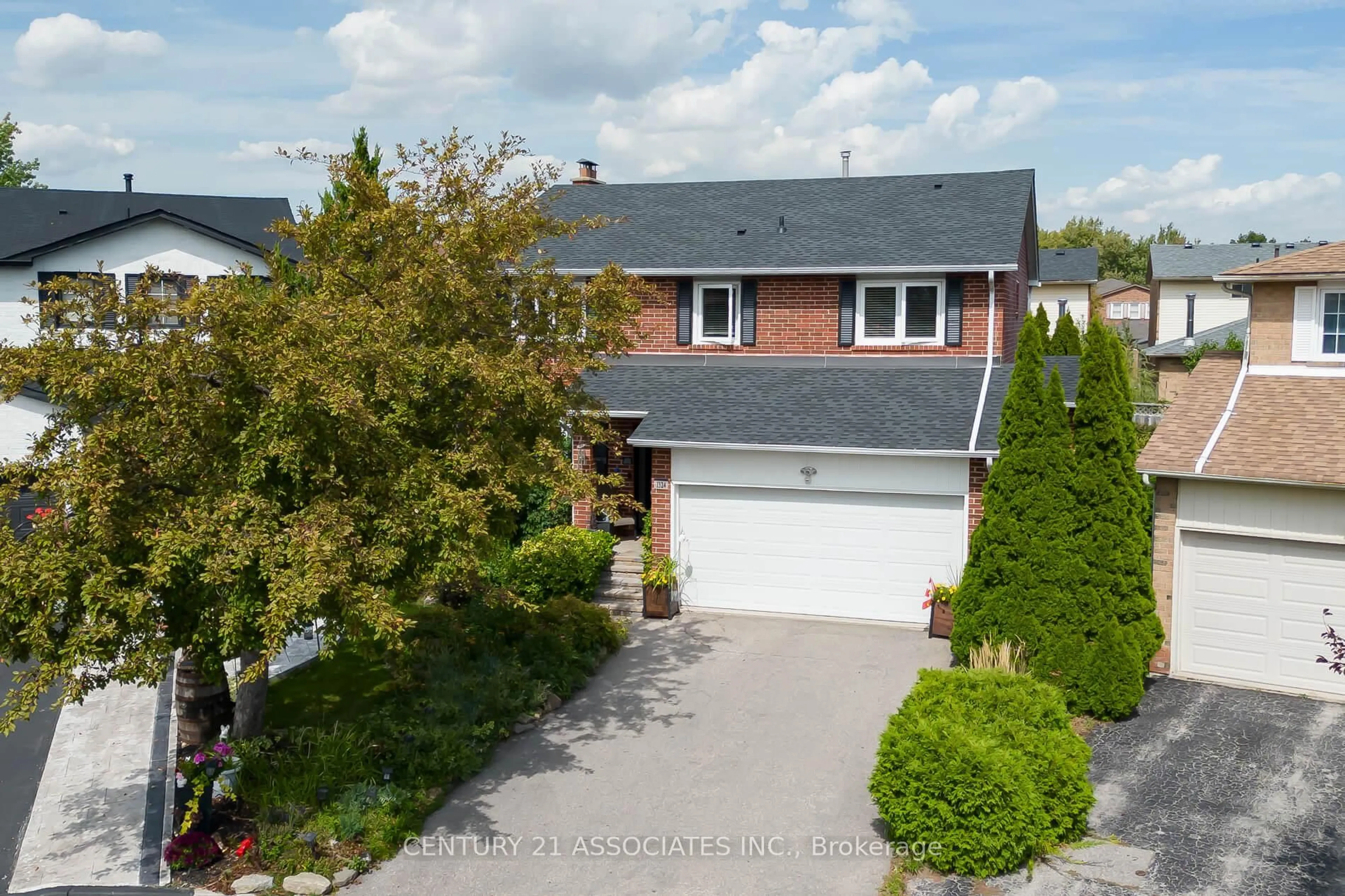 A pic from outside/outdoor area/front of a property/back of a property/a pic from drone, street for 1324 Quinpool Crt, Mississauga Ontario L5C 4J3