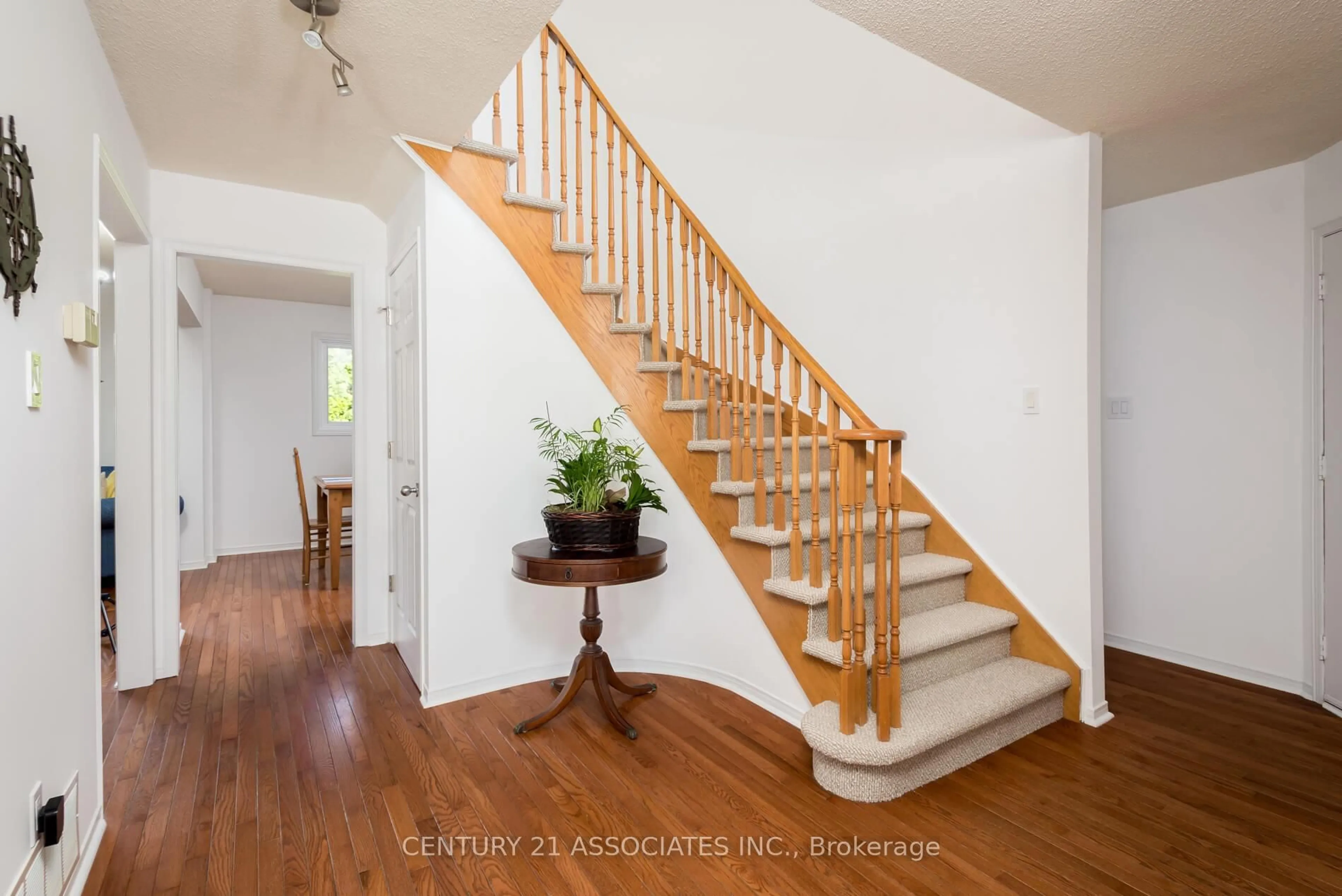 Indoor entryway for 1324 Quinpool Crt, Mississauga Ontario L5C 4J3