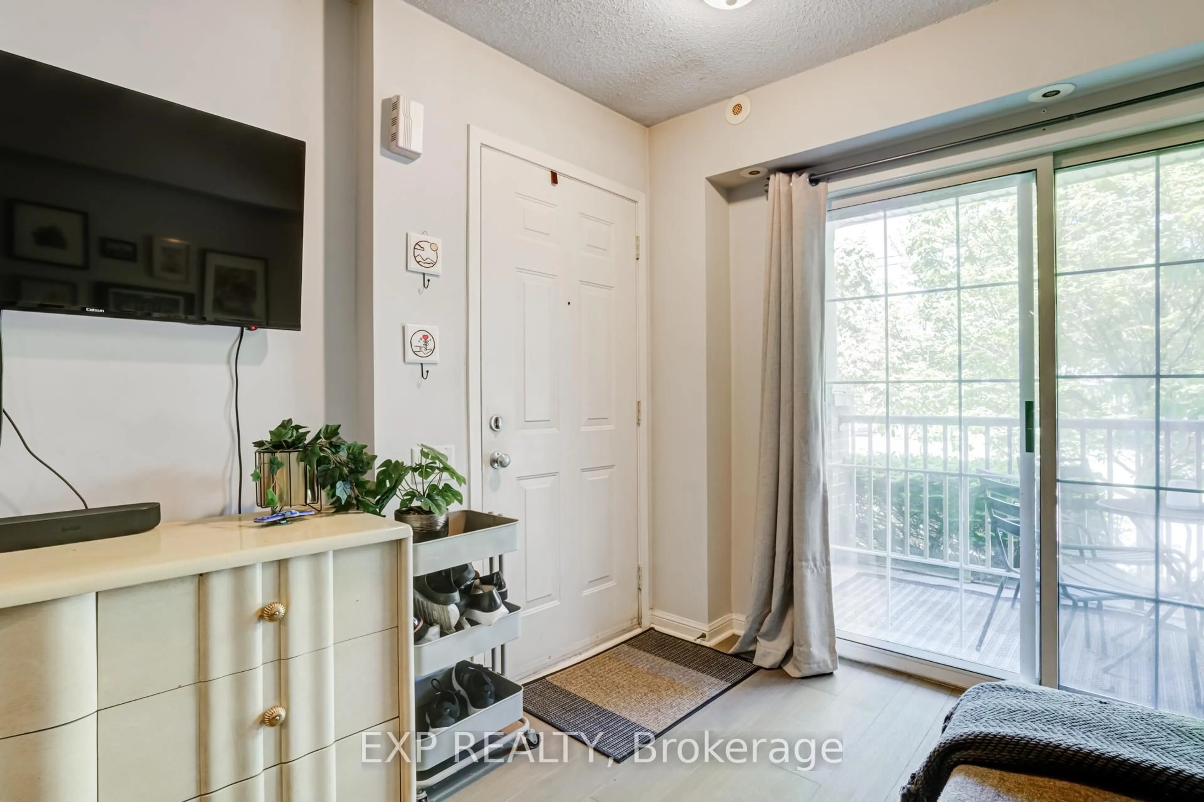 Indoor entryway for 93 The Queensway #TH23, Toronto Ontario M9N 2H5