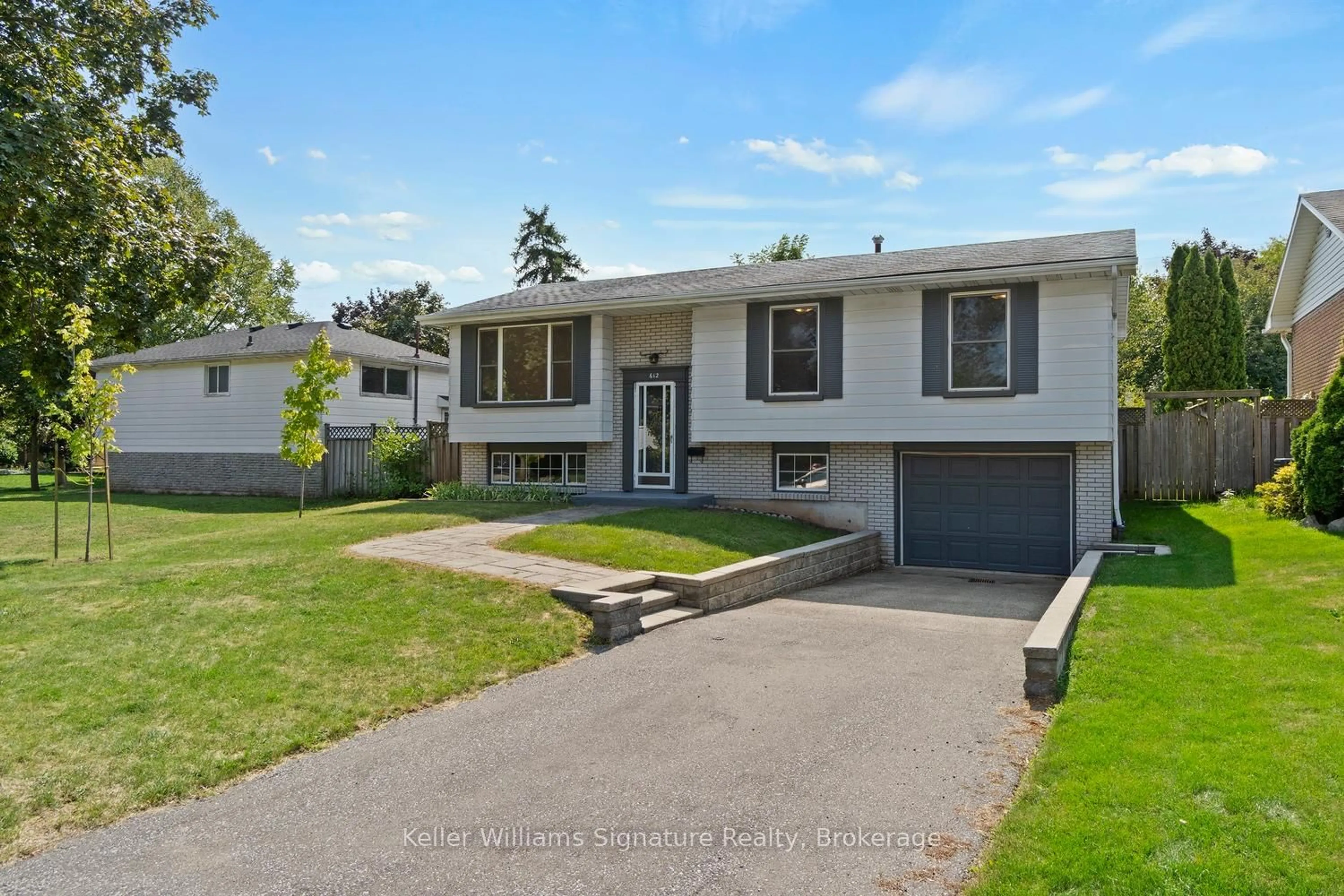 Home with vinyl exterior material, street for 612 Jennifer Cres, Burlington Ontario L7N 3B1
