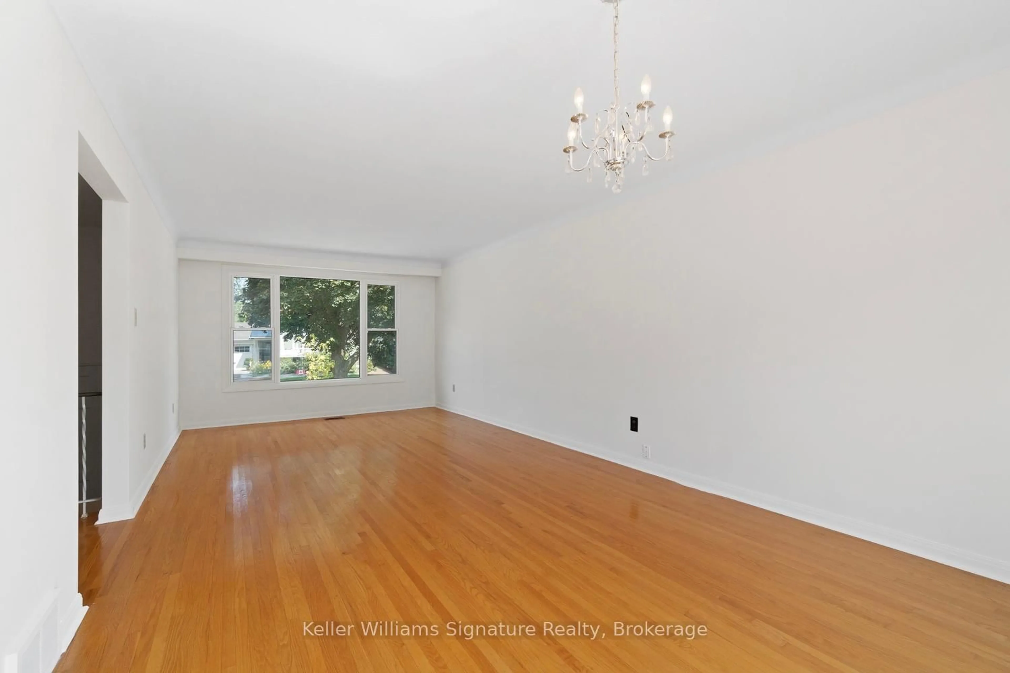 A pic of a room for 612 Jennifer Cres, Burlington Ontario L7N 3B1