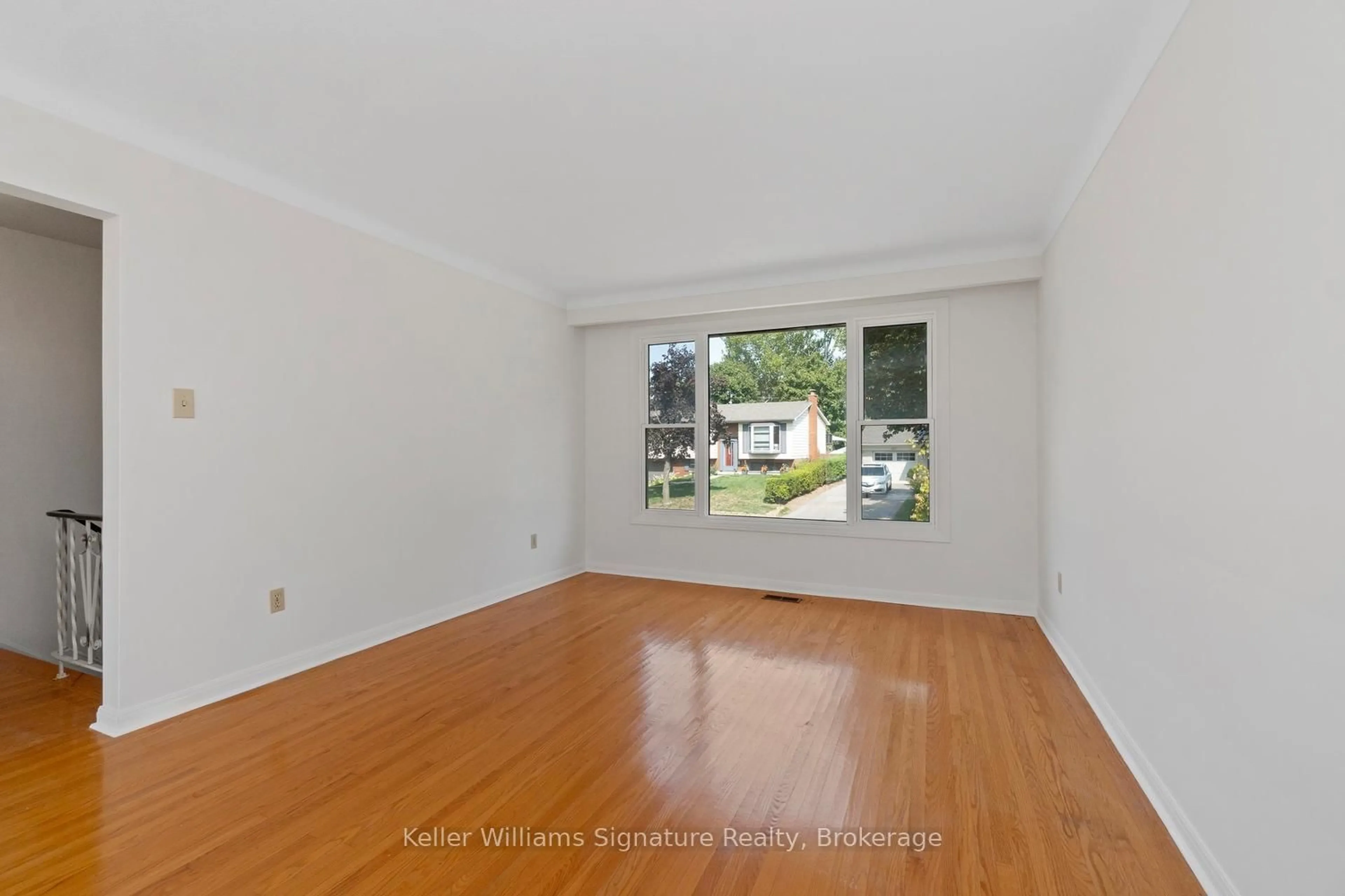 A pic of a room for 612 Jennifer Cres, Burlington Ontario L7N 3B1