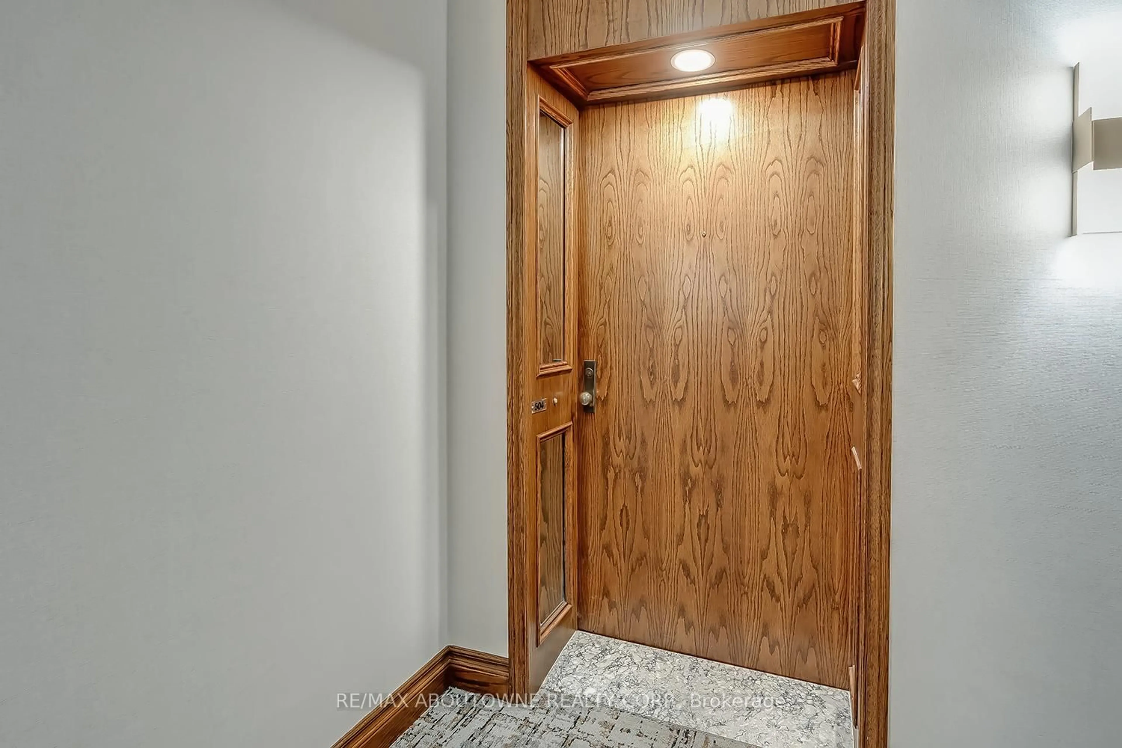 Indoor entryway for 1903 Pilgrims Way #504, Oakville Ontario L6M 2X1