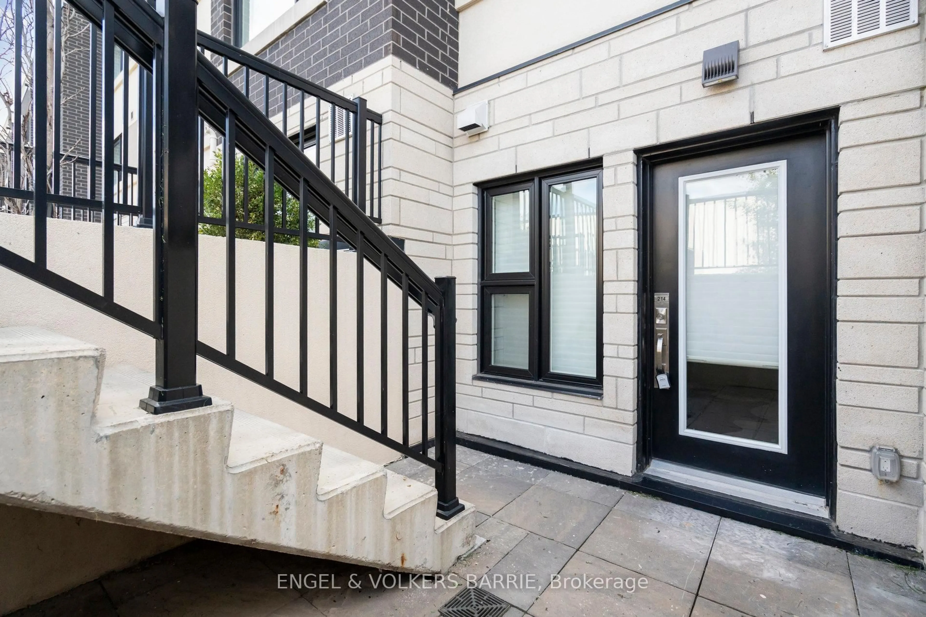 Indoor entryway for 1137 Cooke Blvd #214, Burlington Ontario L7T 0C3