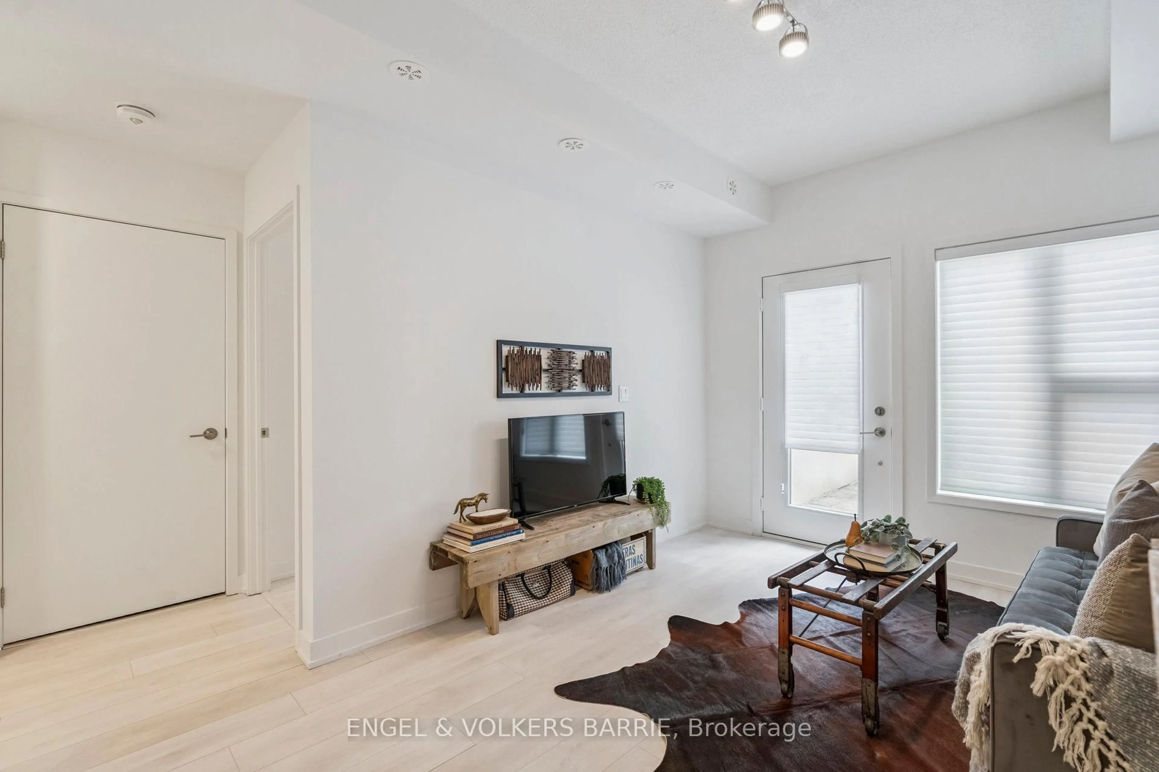 Indoor entryway for 1137 Cooke Blvd #214, Burlington Ontario L7T 0C3