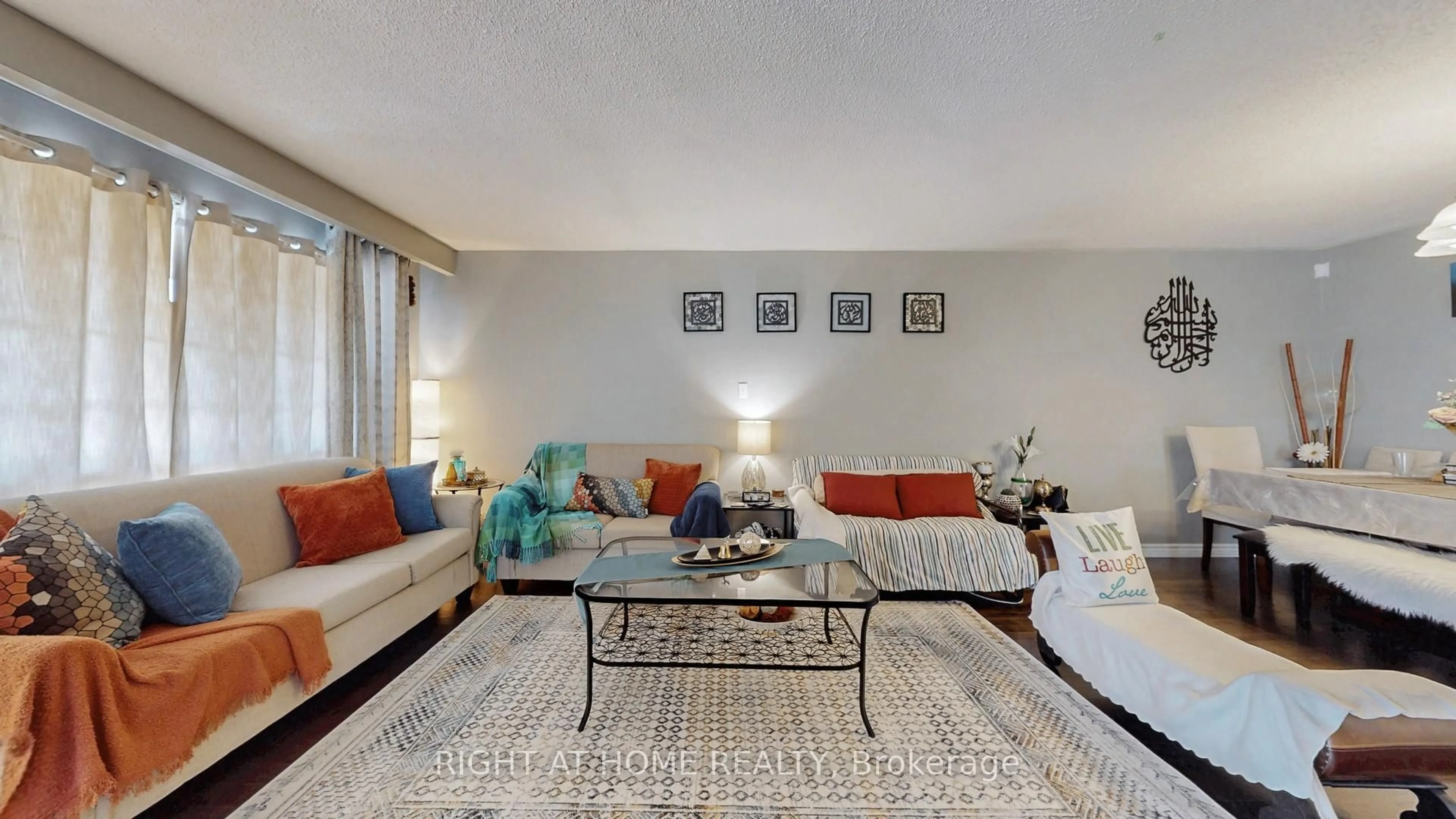 Living room with furniture, unknown for 3456 Oakglade Cres, Mississauga Ontario L5C 1X5